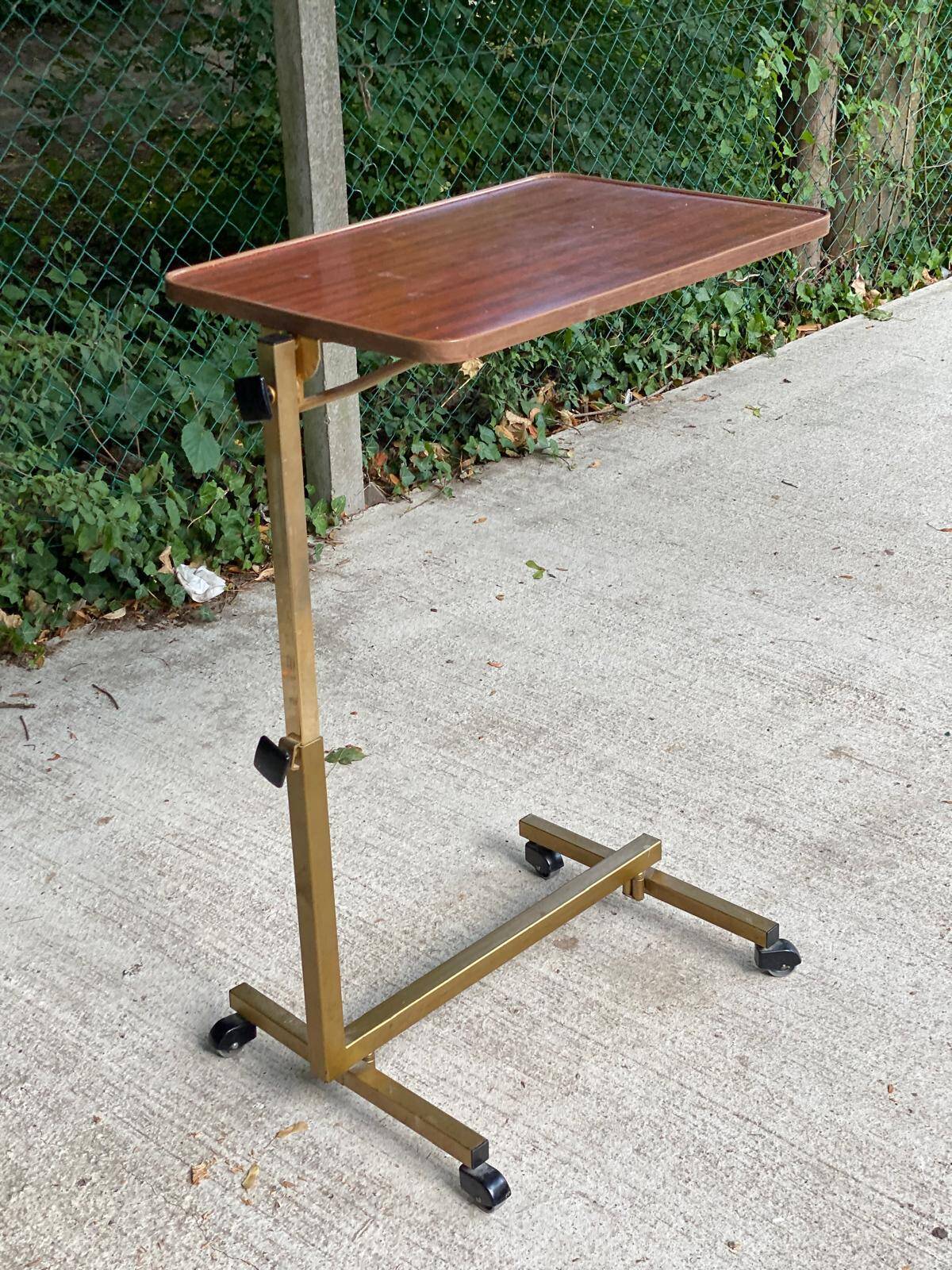 Foldable and adjustable serving trolley in wood and gold-plated steel