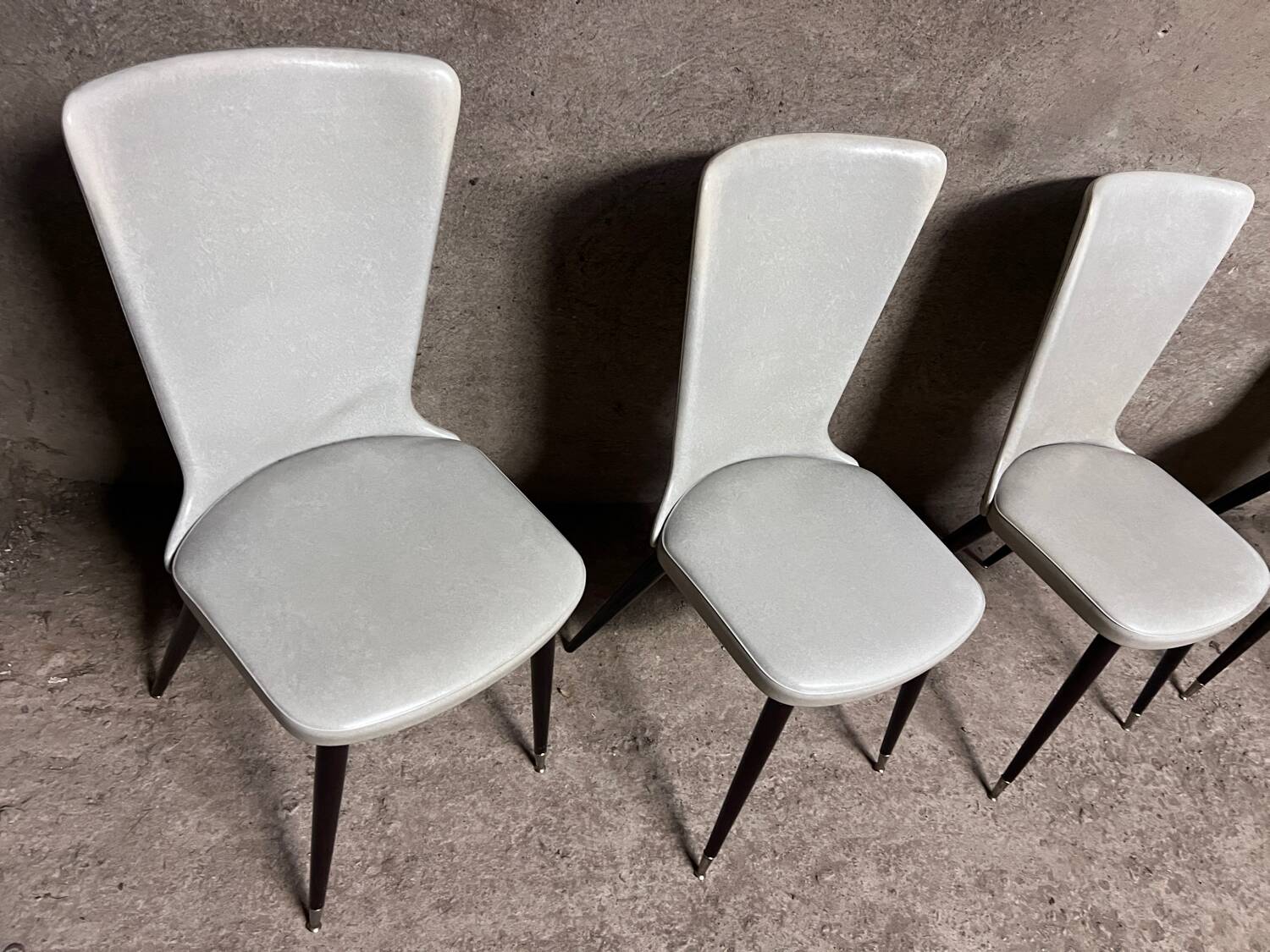Serie de 6 chaises Baumann modèle Essor en simili cuir blanc