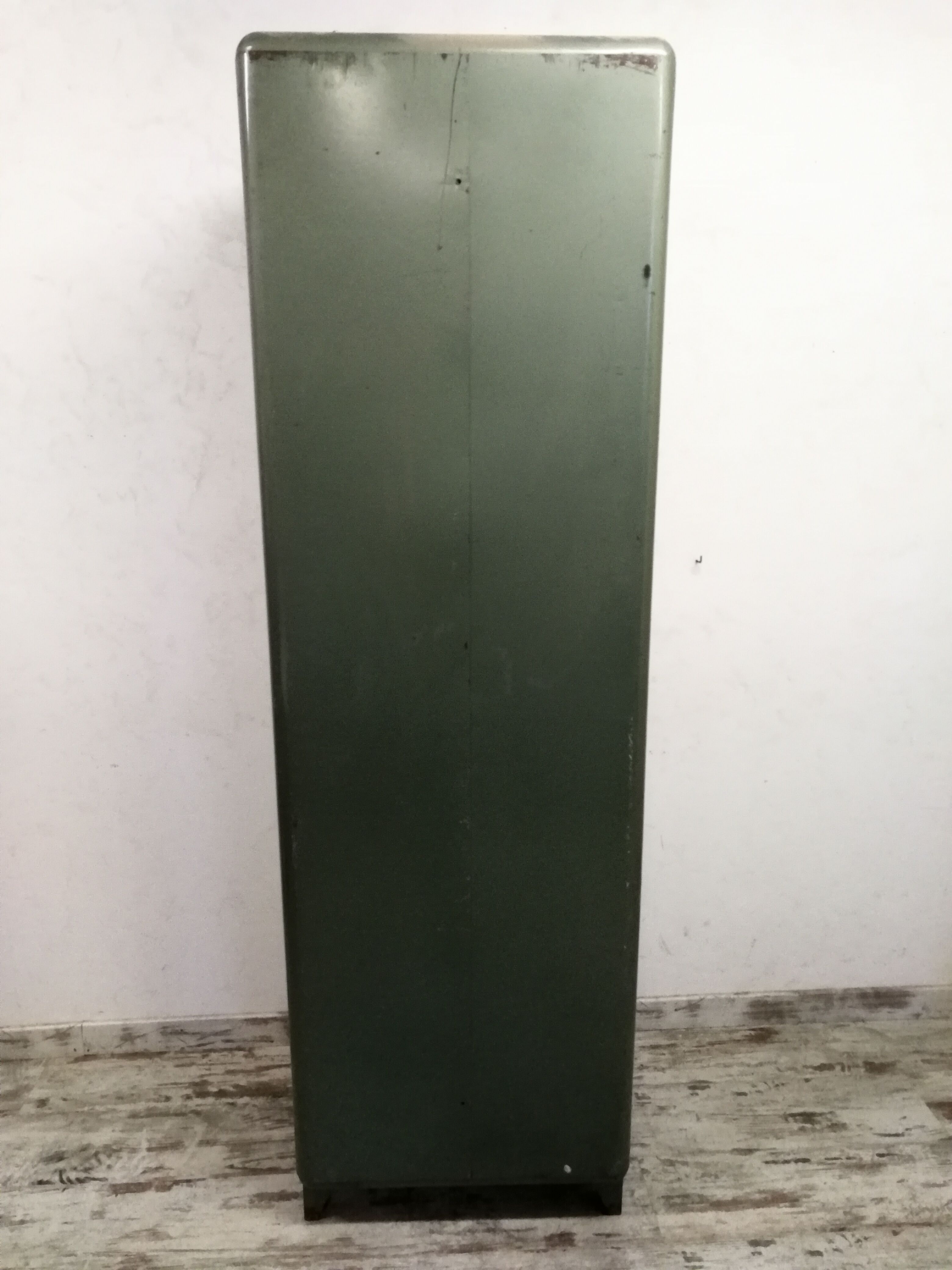 Industrial metal cloakroom