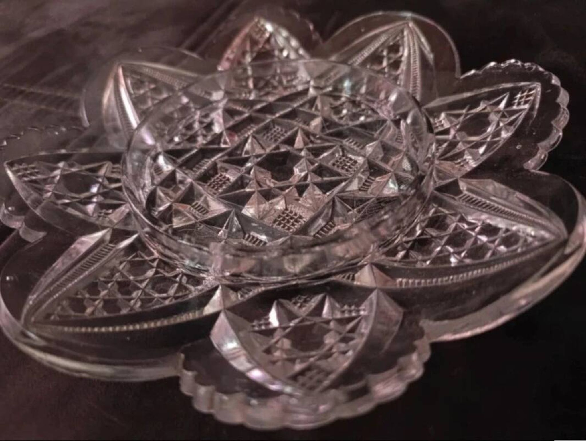 Beurrier ancien en verre taillé