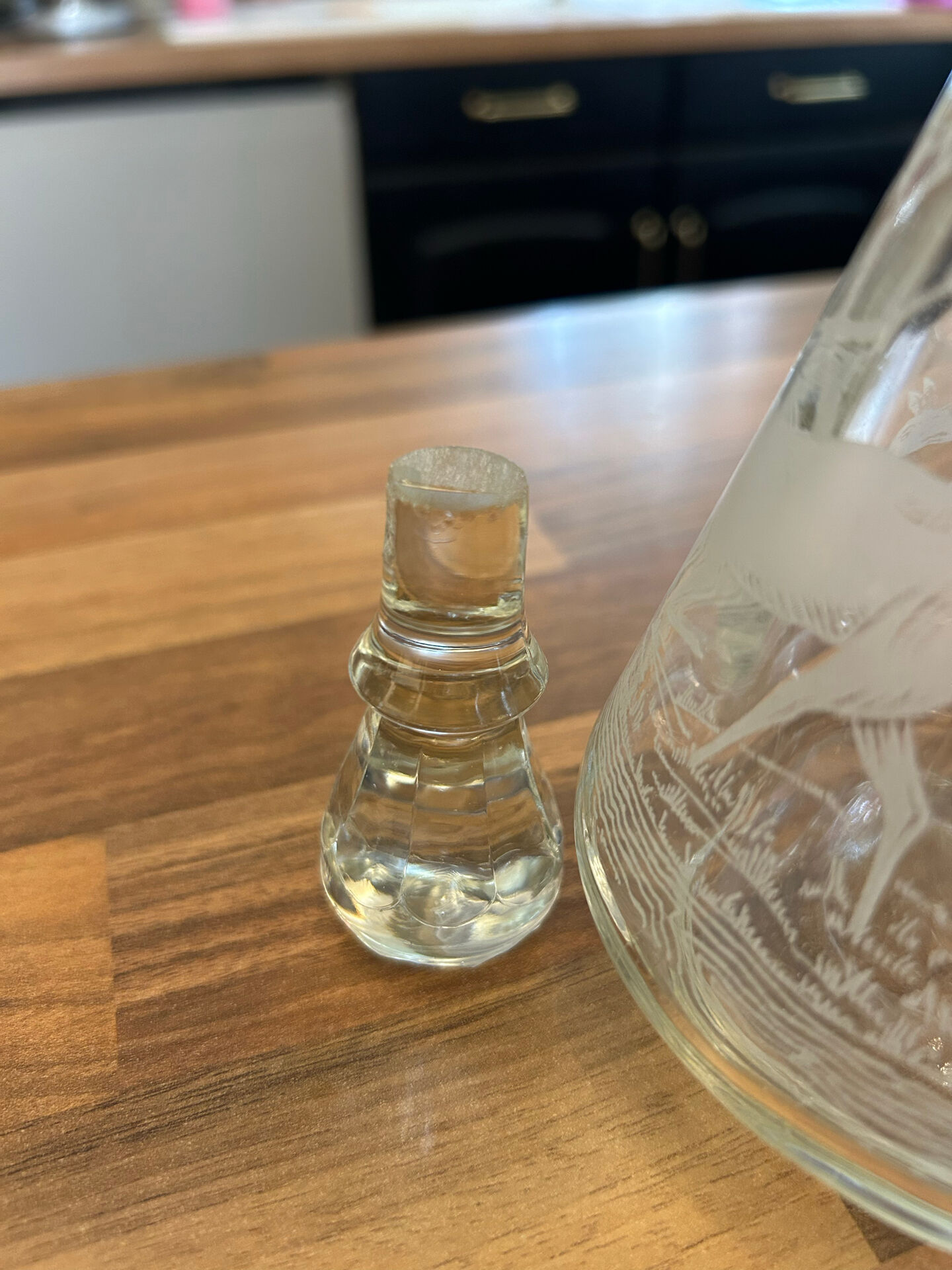 Petite carafe vintage en verre gravé – décor cerf et forêt