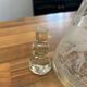 Petite carafe vintage en verre gravé – décor cerf et forêt