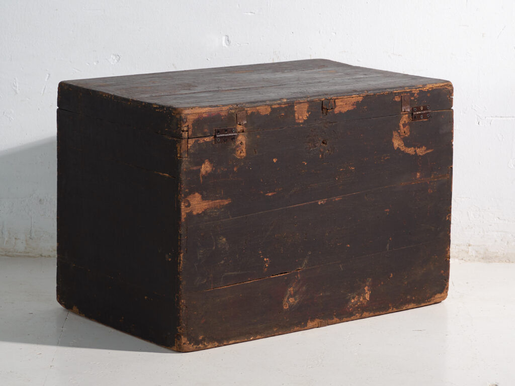 Antique chest painted in pine wood – China, circa 1900