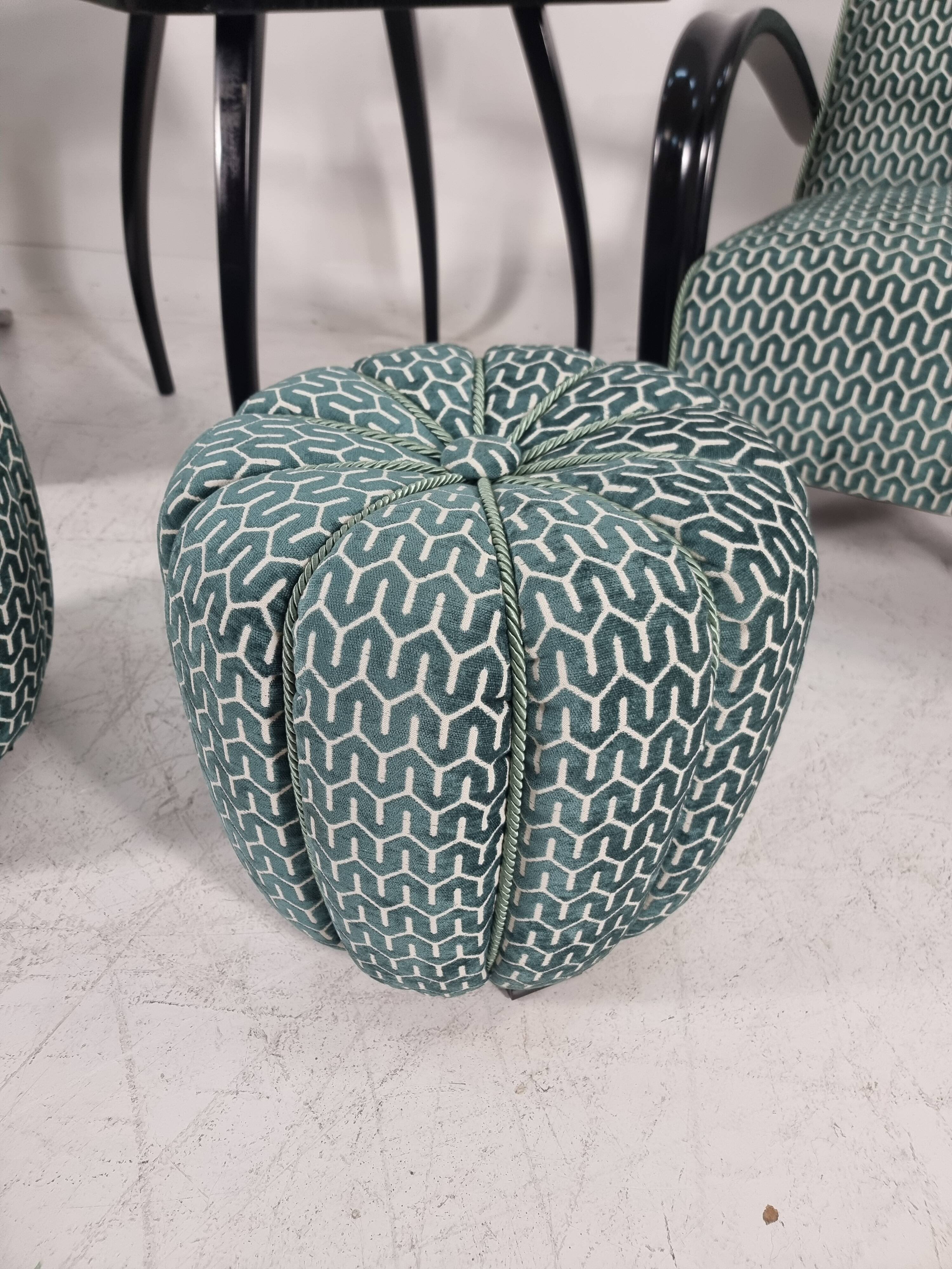 H 269 Lounge Chairs, table and poufs by Jindřich Halabala for Up Zavody, 1940s, Set of 5