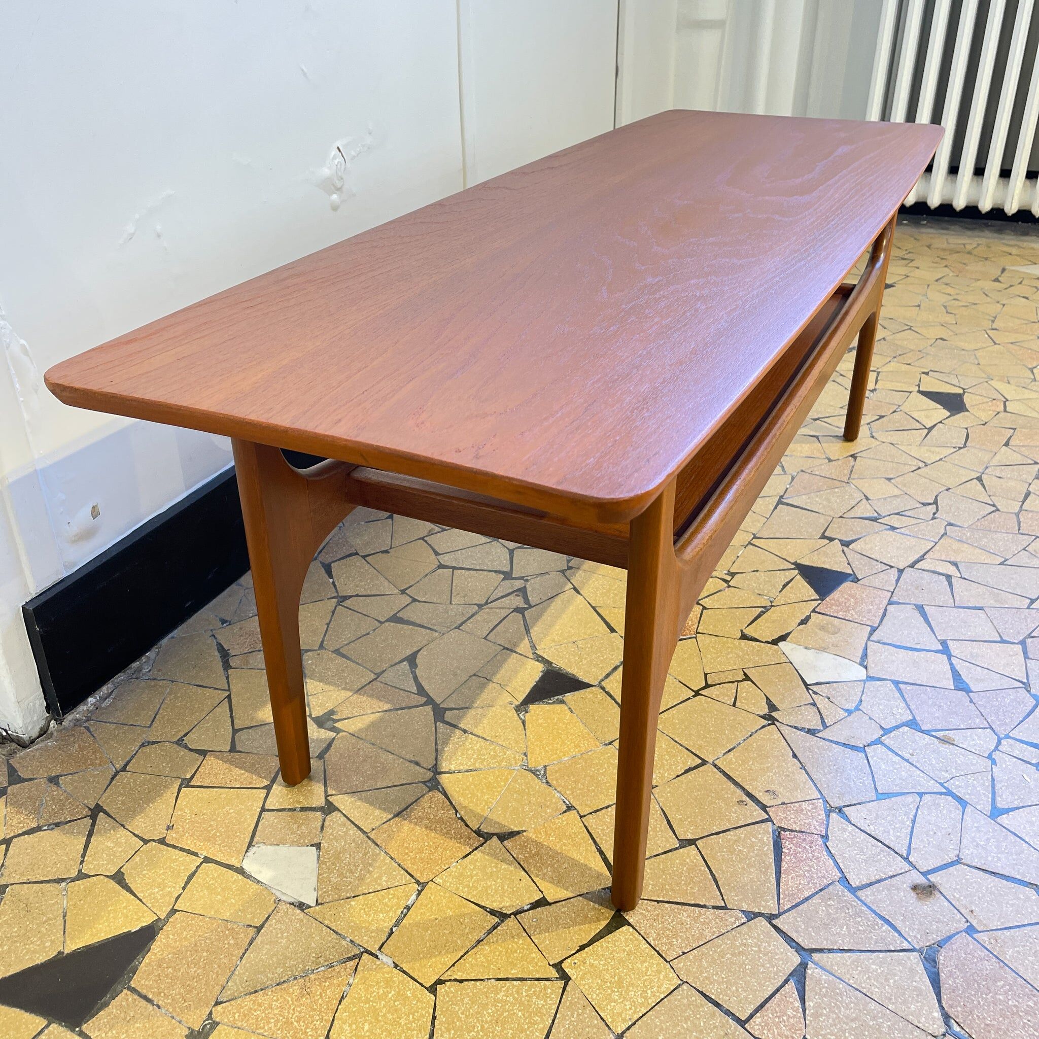 Scandinavian coffee table 117cm