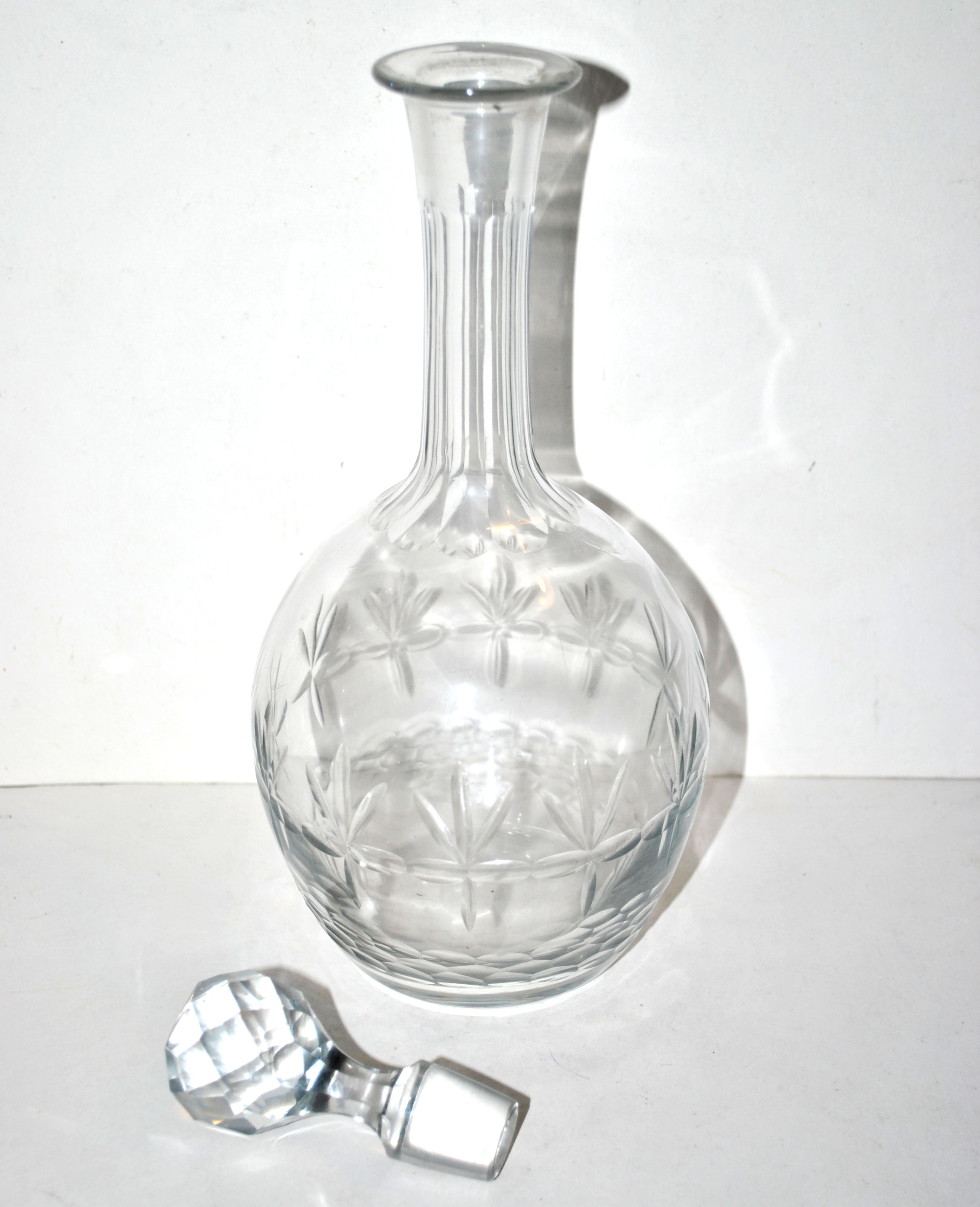 Vintage crystal decanter cut from star bevels and rice grains 1920-1930 bistrot