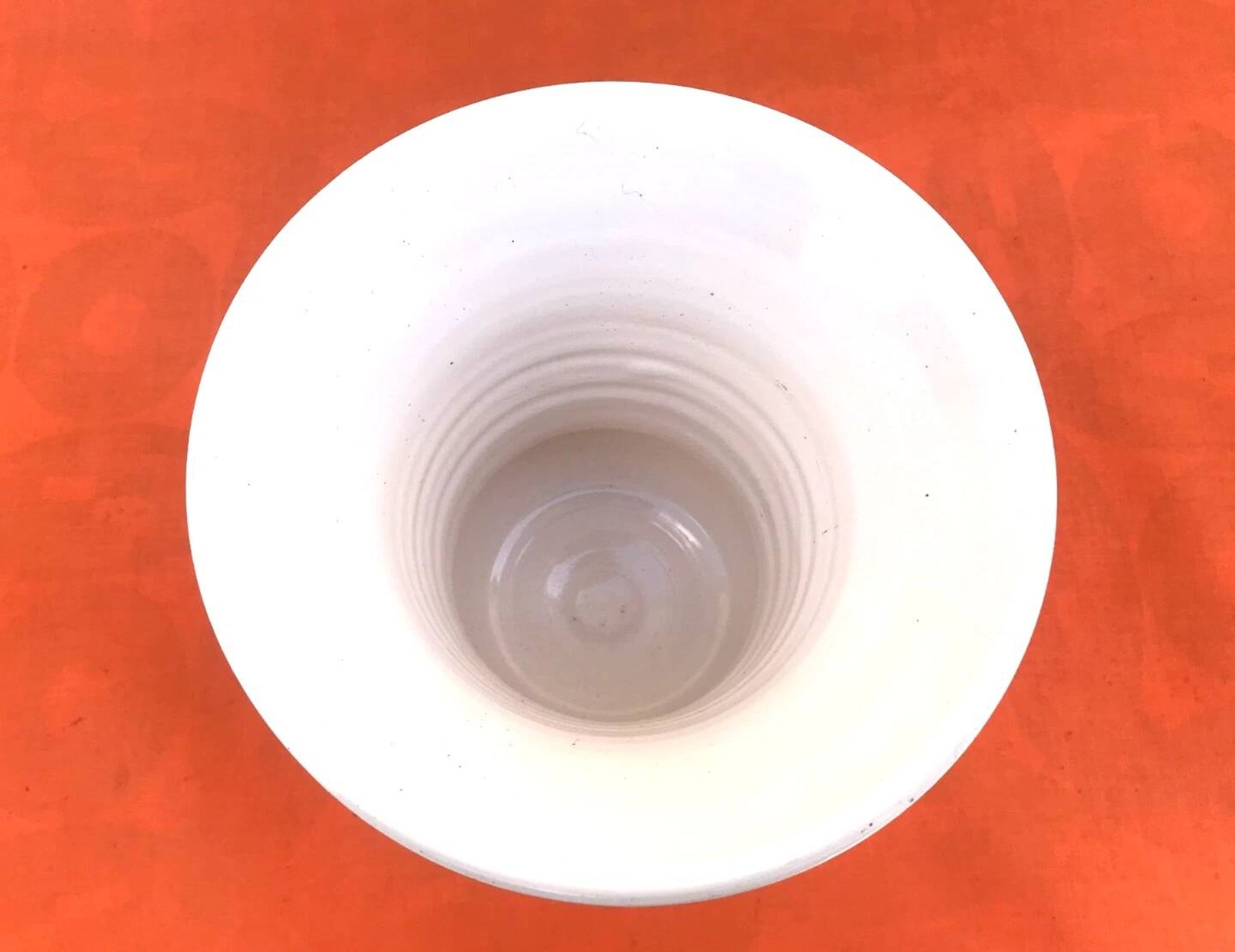 Vase sur piédouche en céramique blanche émaillée