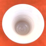 Vase sur piédouche en céramique blanche émaillée