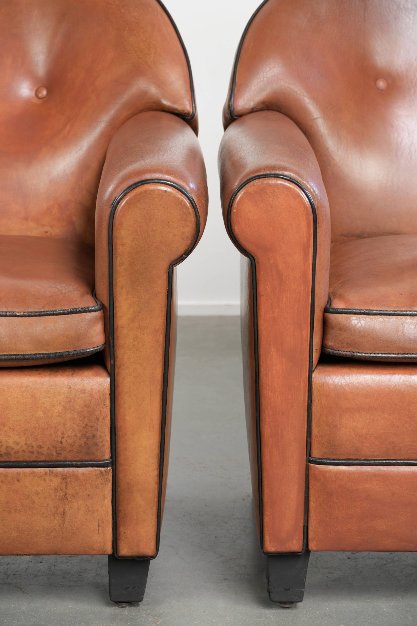 Ensemble de deux fauteuils design de Bart van Bekhoven en cuir de mouton.