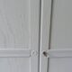 Armoire parisienne vintage réenchantée en gris perle.