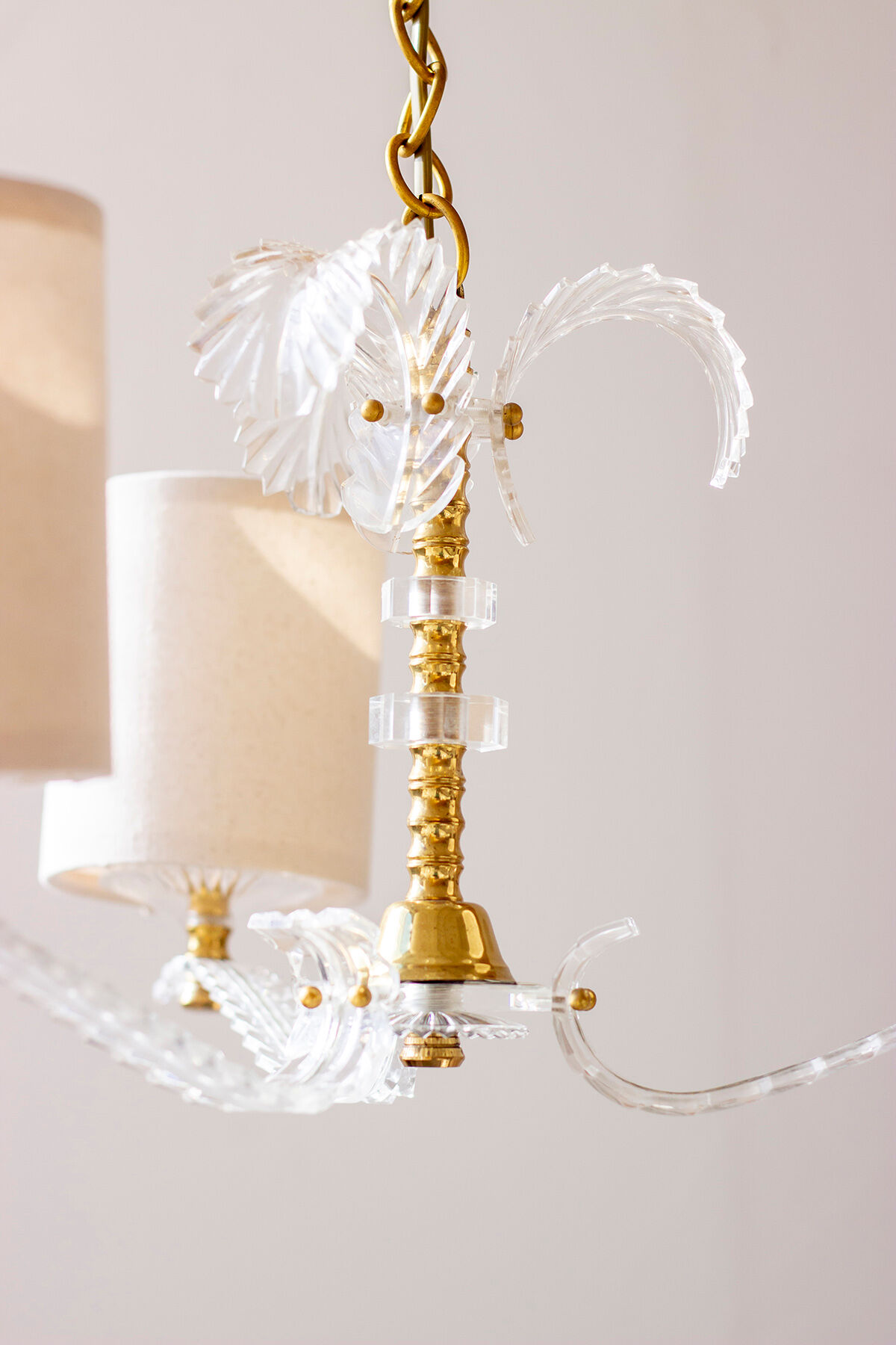 Suspension tropicale en plexiglass et laiton