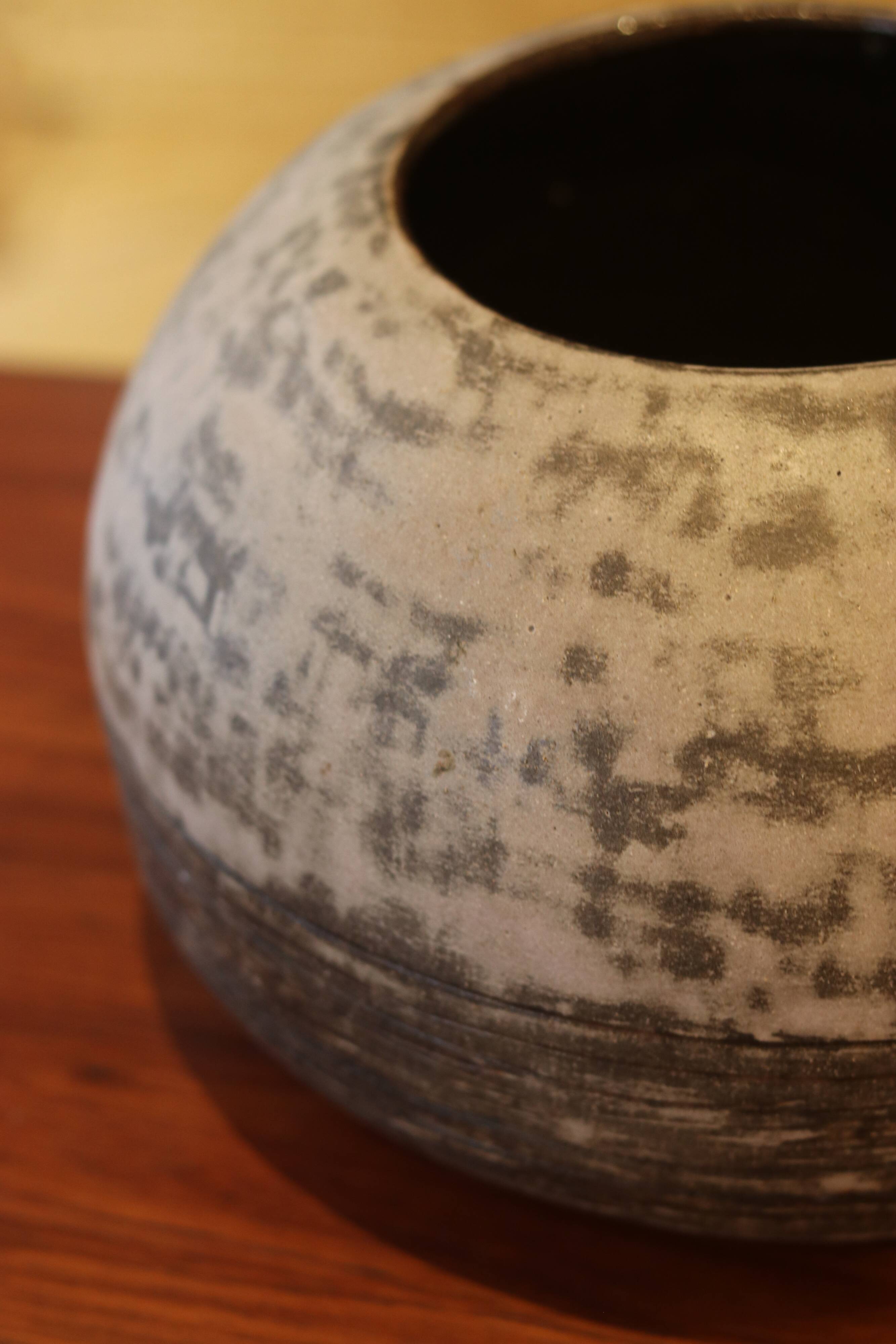 Vase boule en grès émaillé, tons gris-bleu nuancé, circa 1960