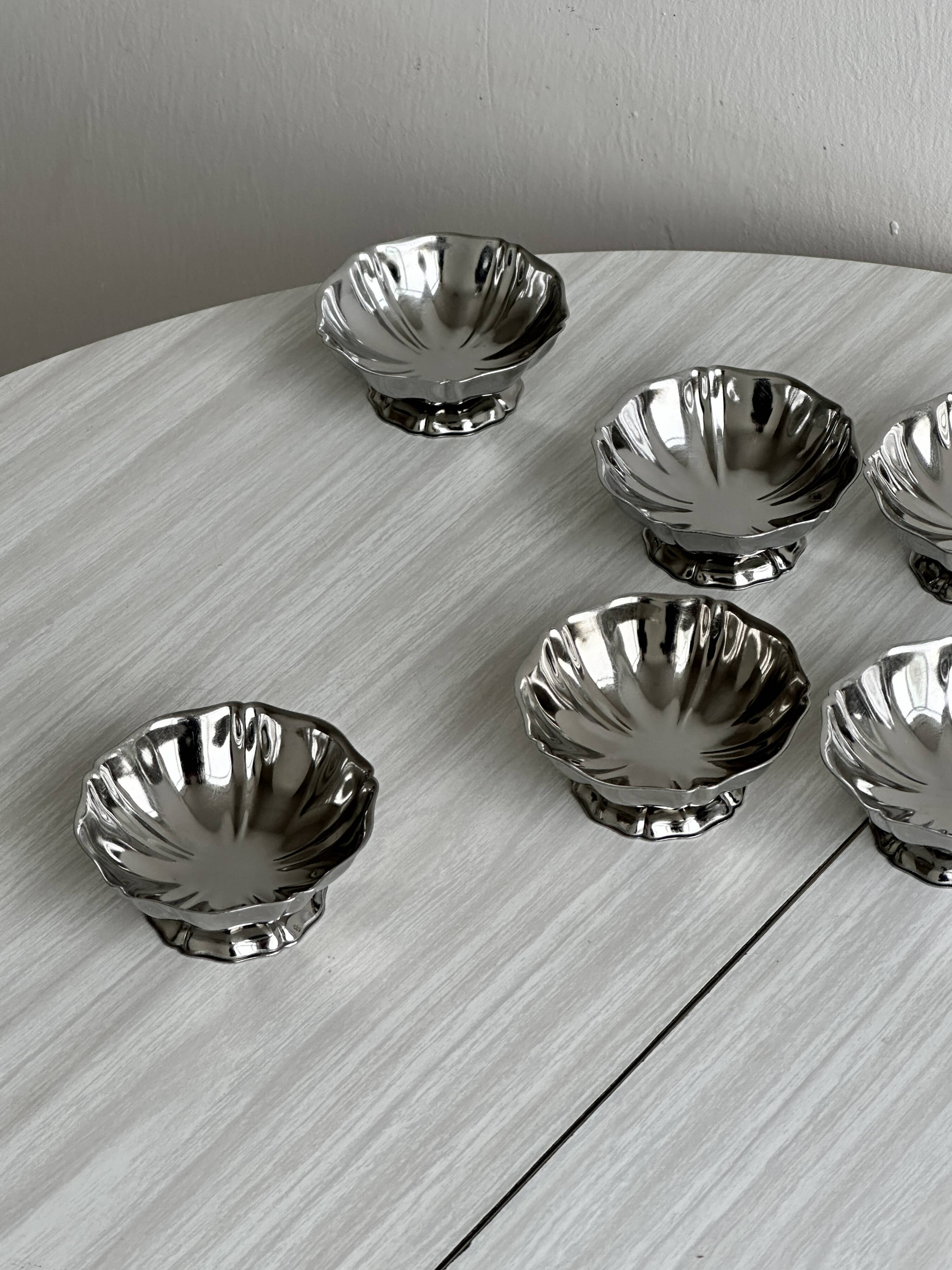 Set of 6 low bowls in polished stainless steel