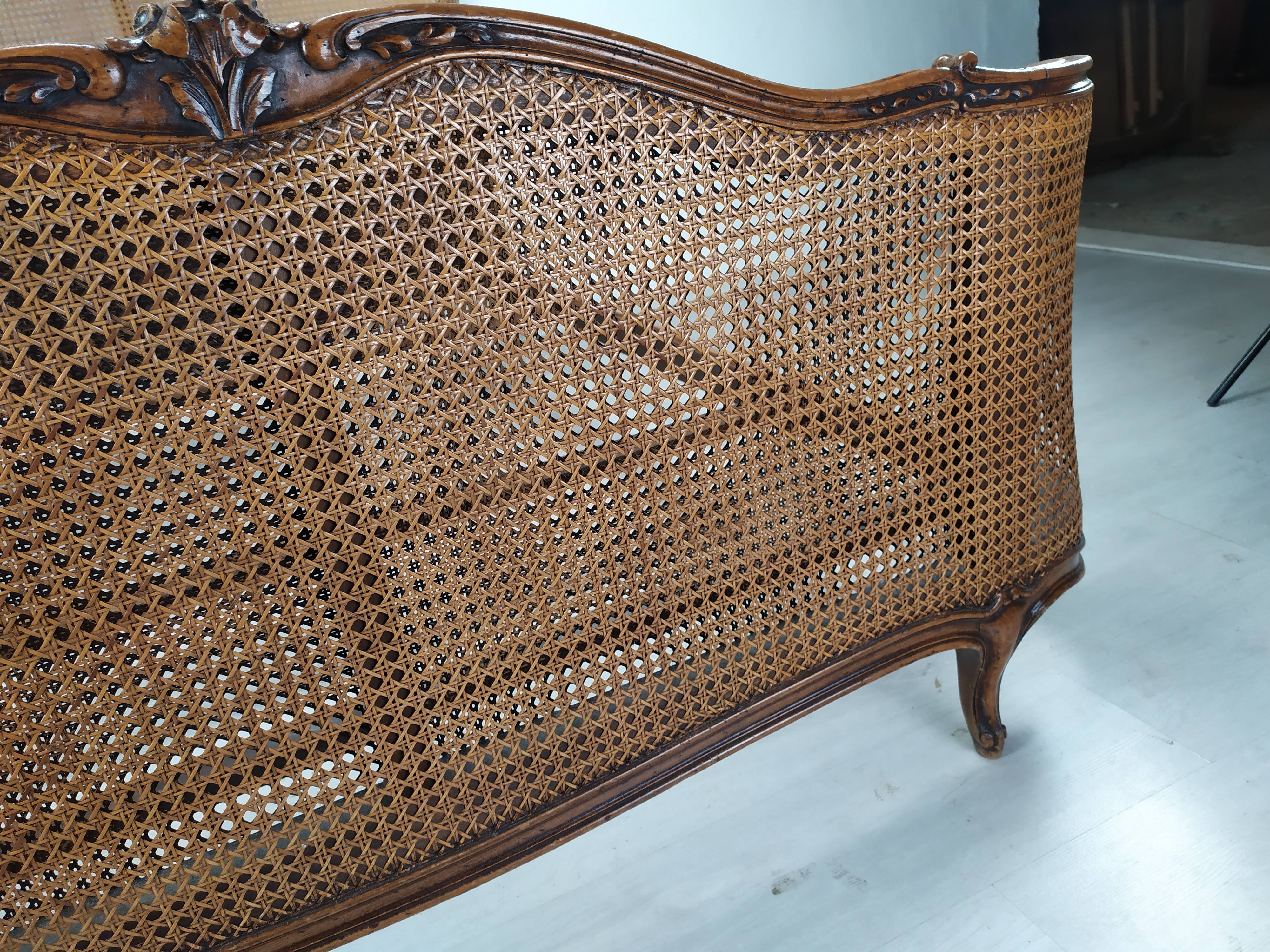 Vintage canned basket bed
