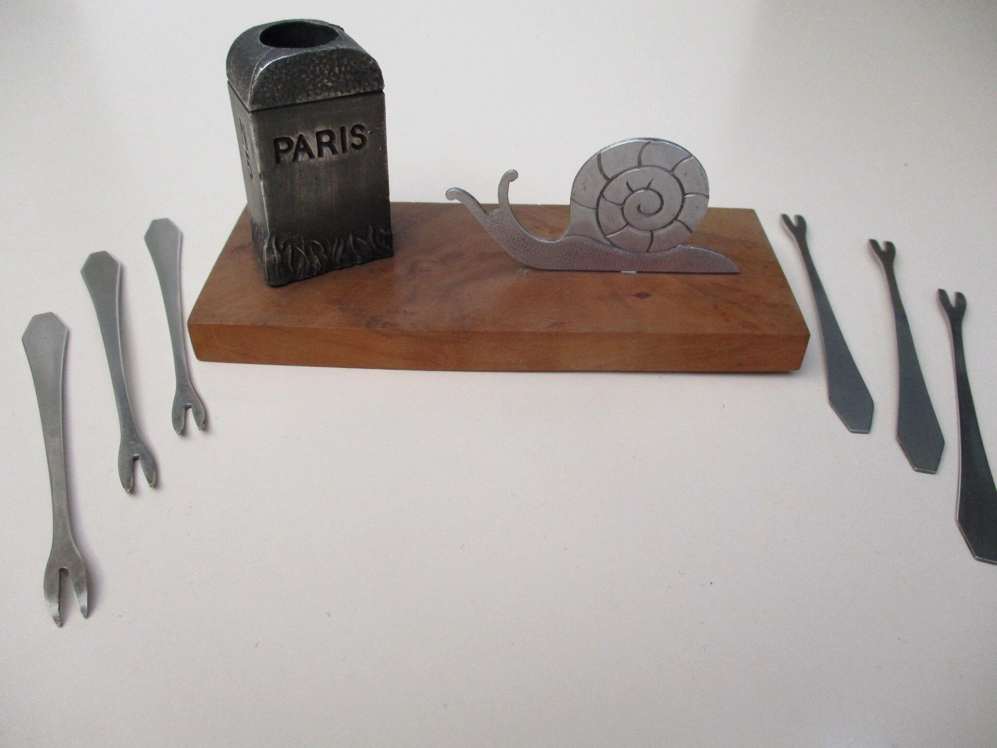 Cado brand snail piques door