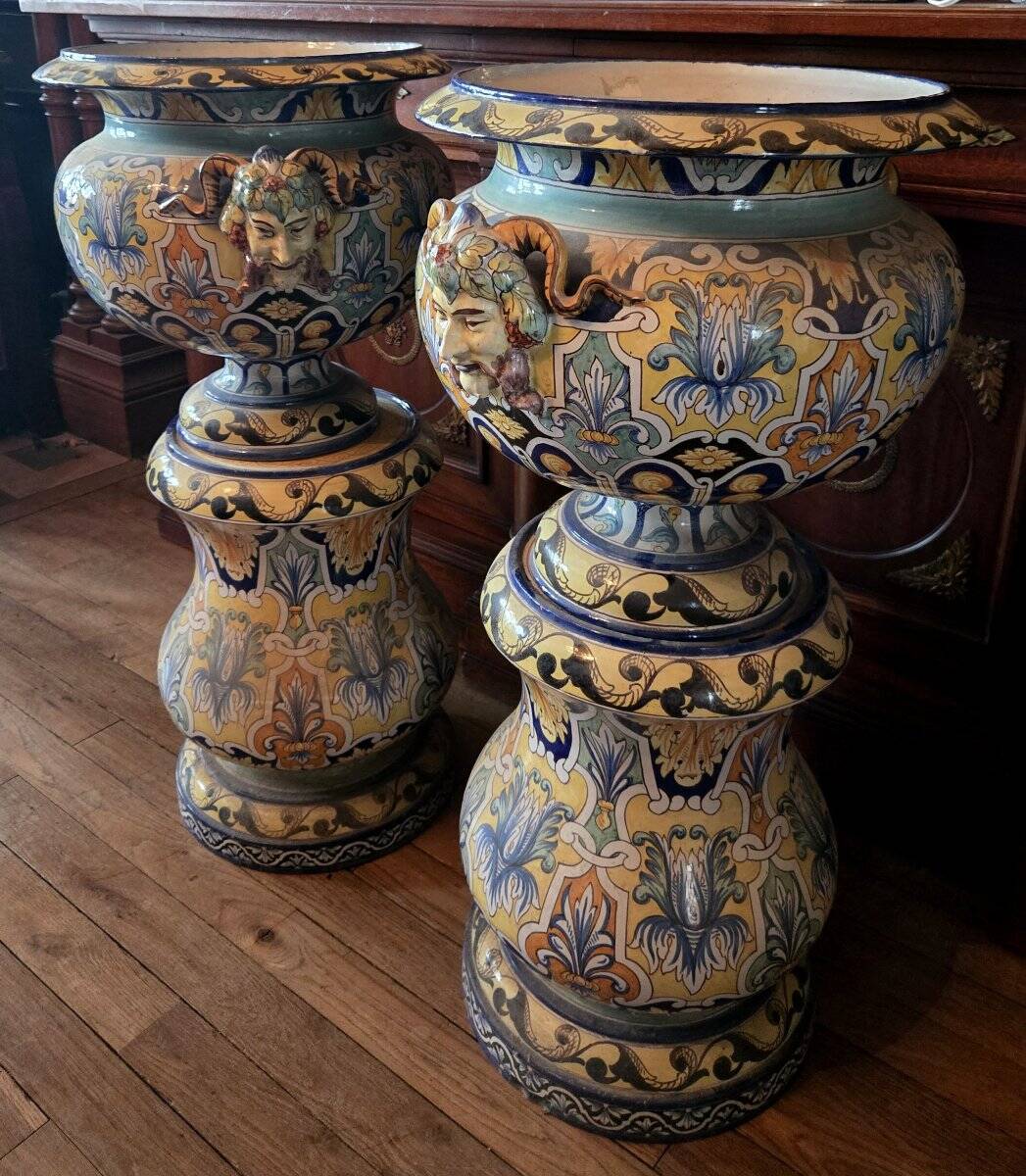 Nevers Montagnon: pair of columns with their basins decorated in the antique style.