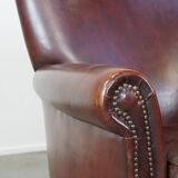 Lot de 2 fauteuils en cuir de mouton correctement finis avec des clous décoratifs