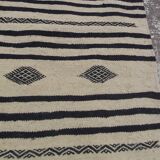 Tapis beige et noir traditionnel tissé à la main