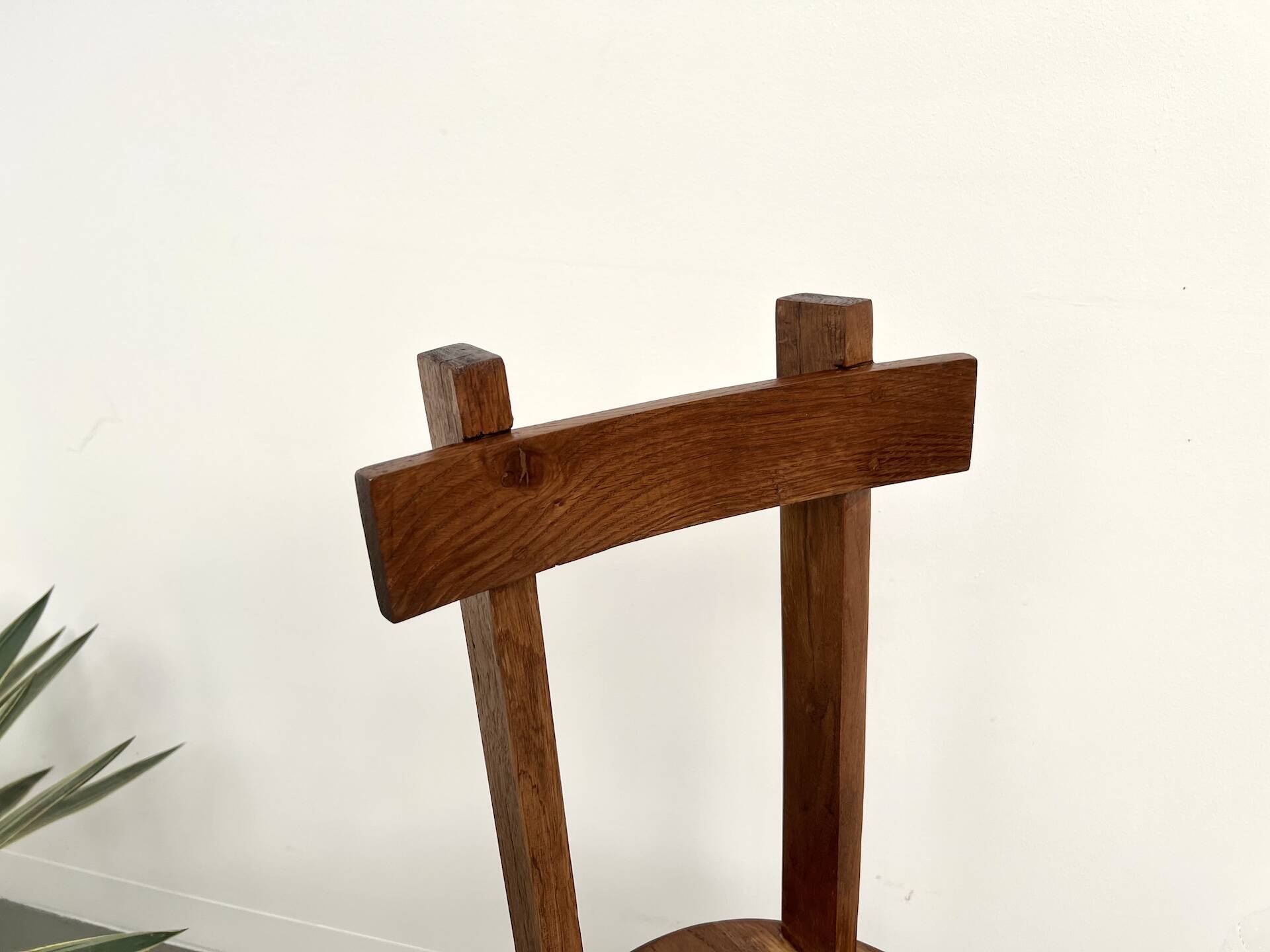 Brutalist chair in solid oak, 1900
