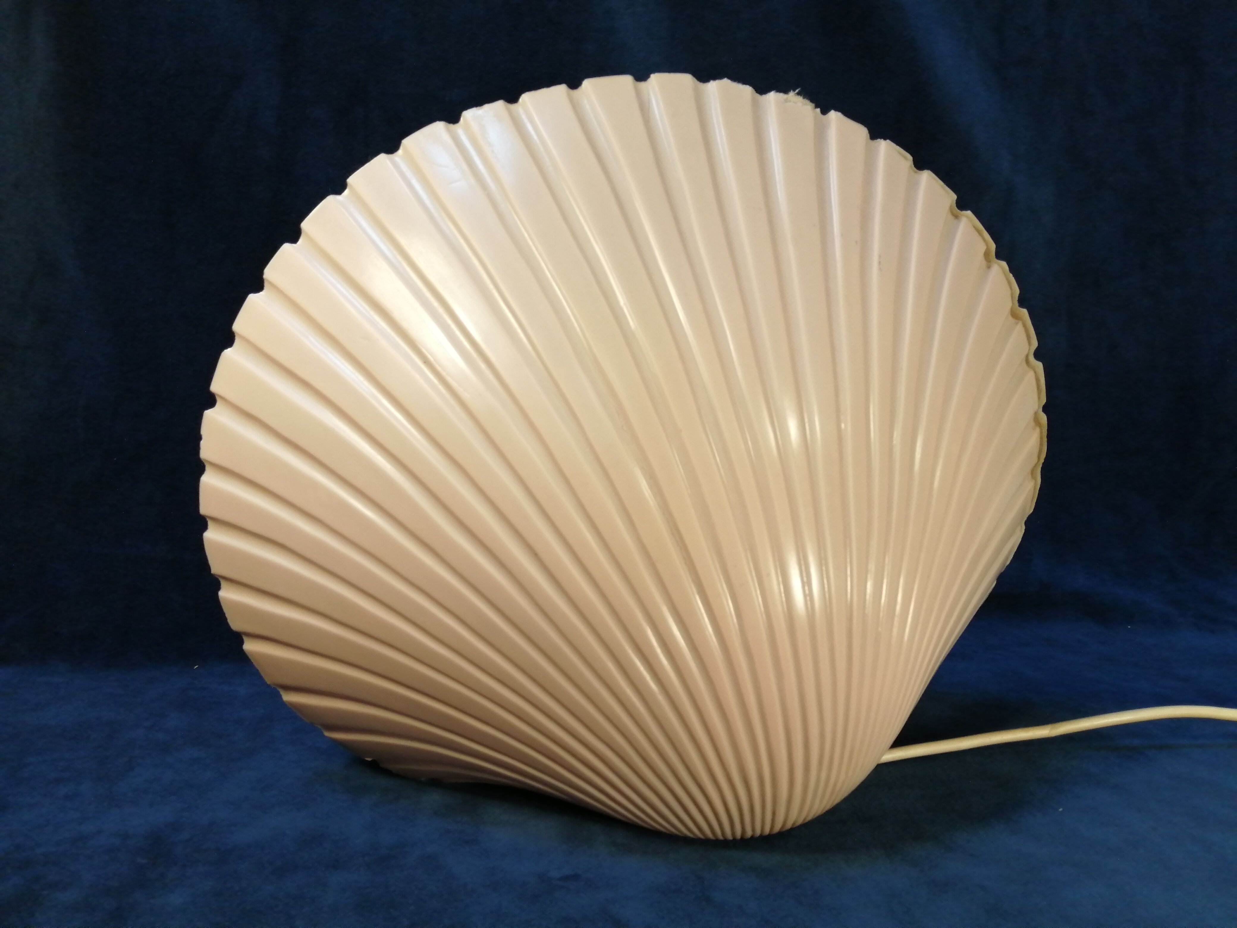 Lampe coquille Saint Jacques en fibre de verre design Michèle Mahé, des années 60
