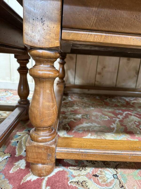 Table basse et bouts de canapés de style Louis XIII en parquet