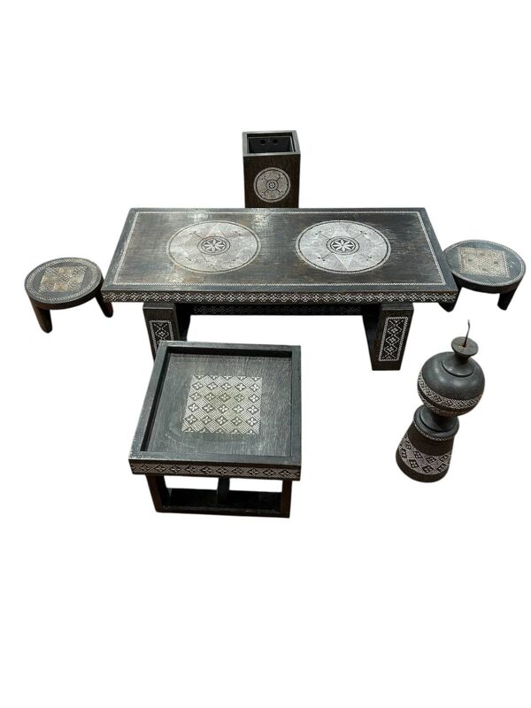 Ensemble de meubles africanistes – Bois sculpté et incrustations décor