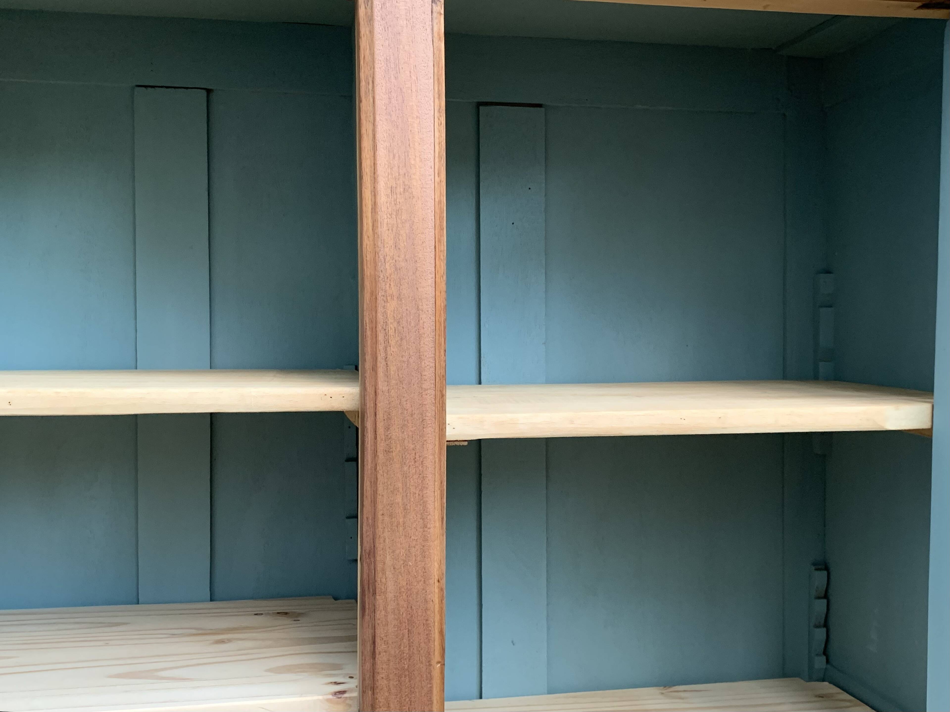 Armoire parisienne d’hôtel vitrée bois brut 1930