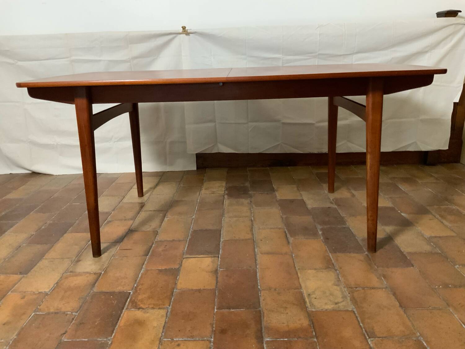 Extendable dining table
