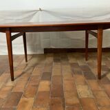 Extendable dining table