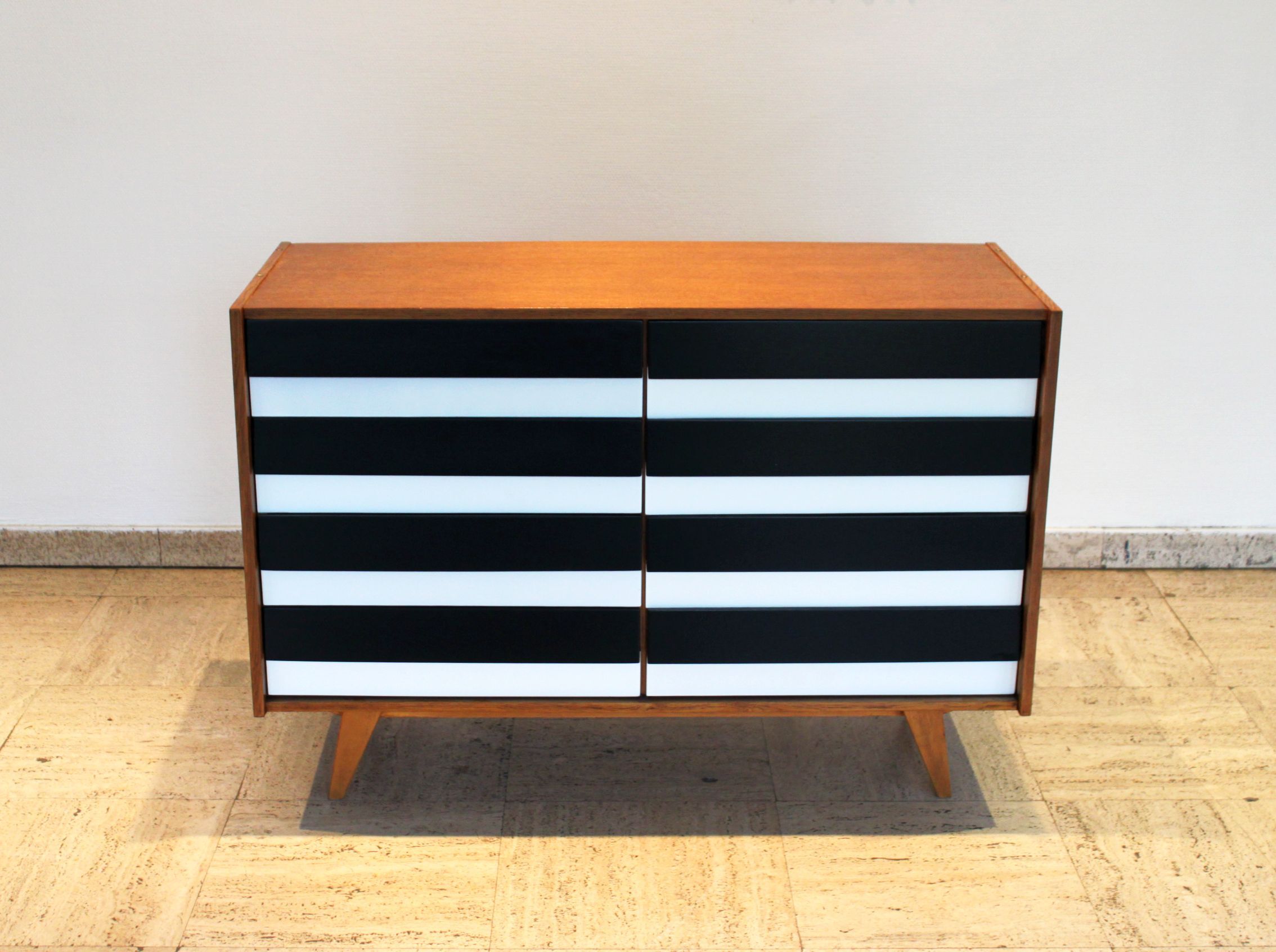 Commode U-453 par Jiří Jiroutek pour Interier Praha, 1960