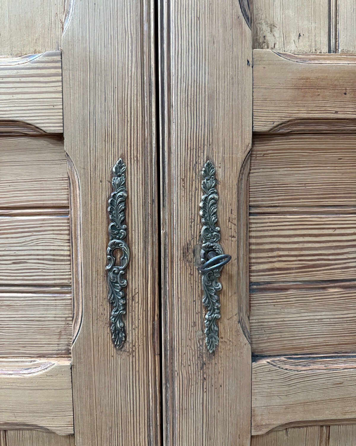 Grande armoire parisienne rénovée 