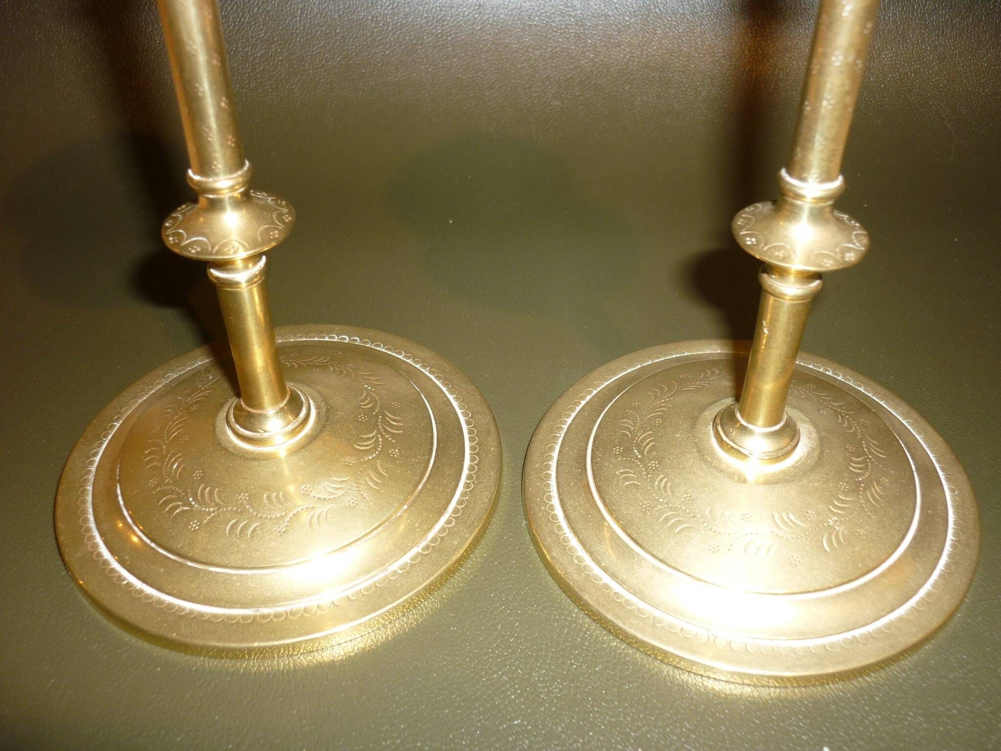 Paire de bougeoirs en laiton doré