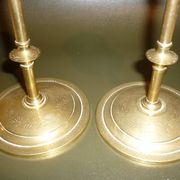 Paire de bougeoirs en laiton doré