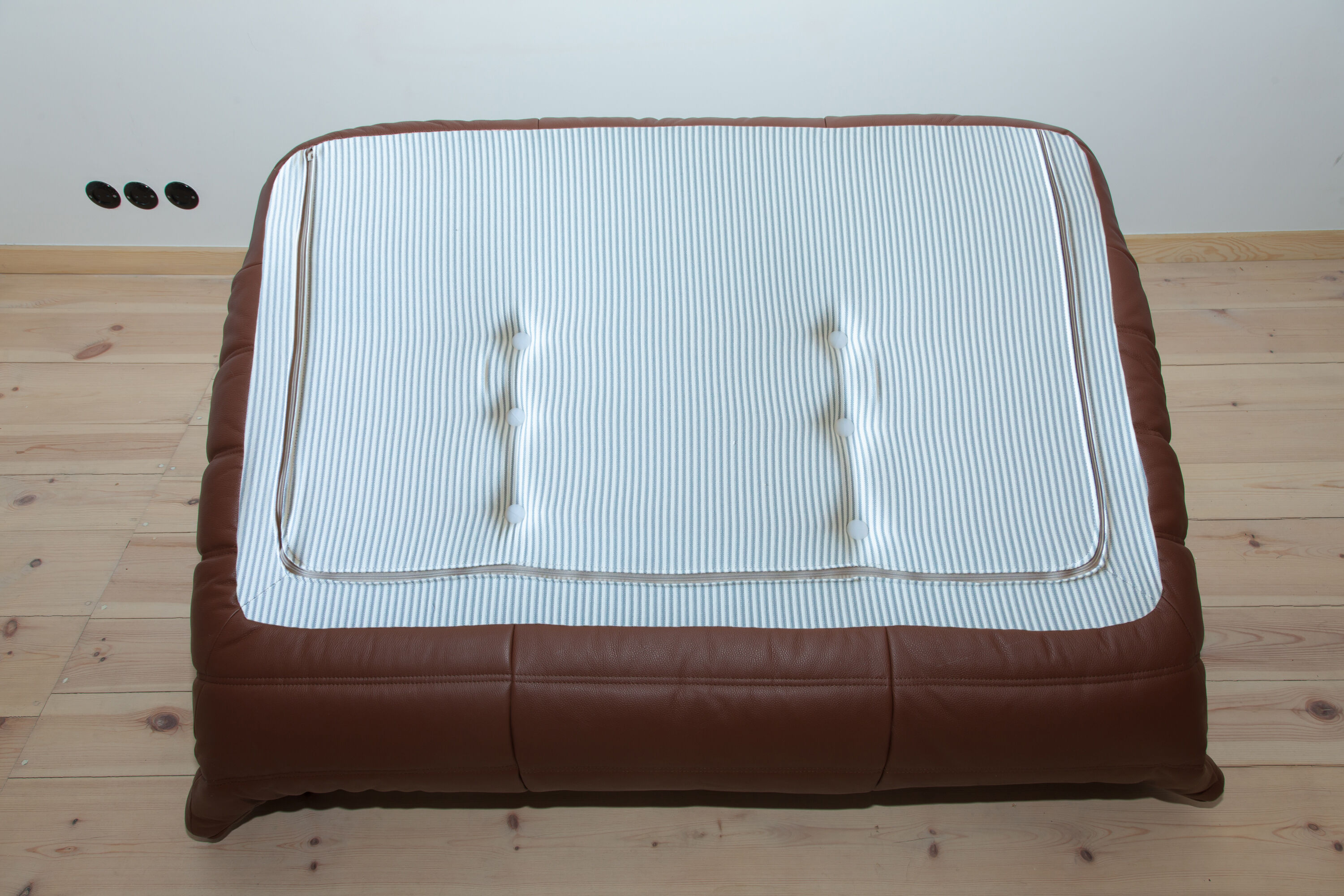 Fauteuils et canapé 2 places Togo dessiné par Michel Ducaroy 1973