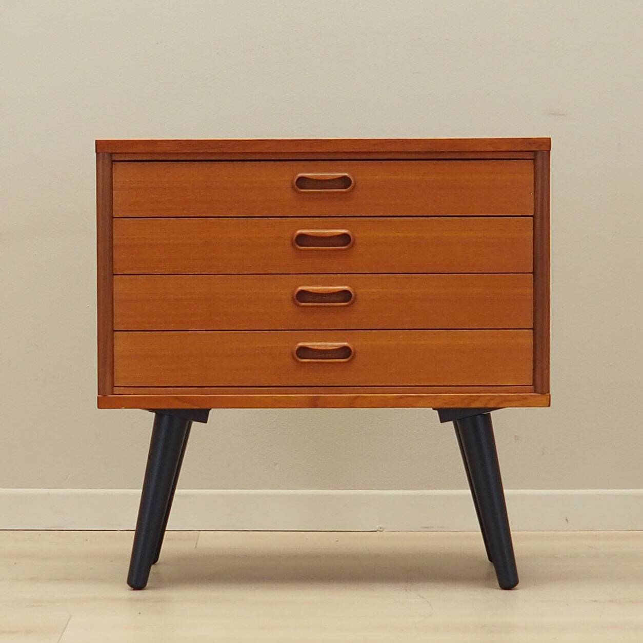 Commode en teck, design danois, années 1970, production : Danemark