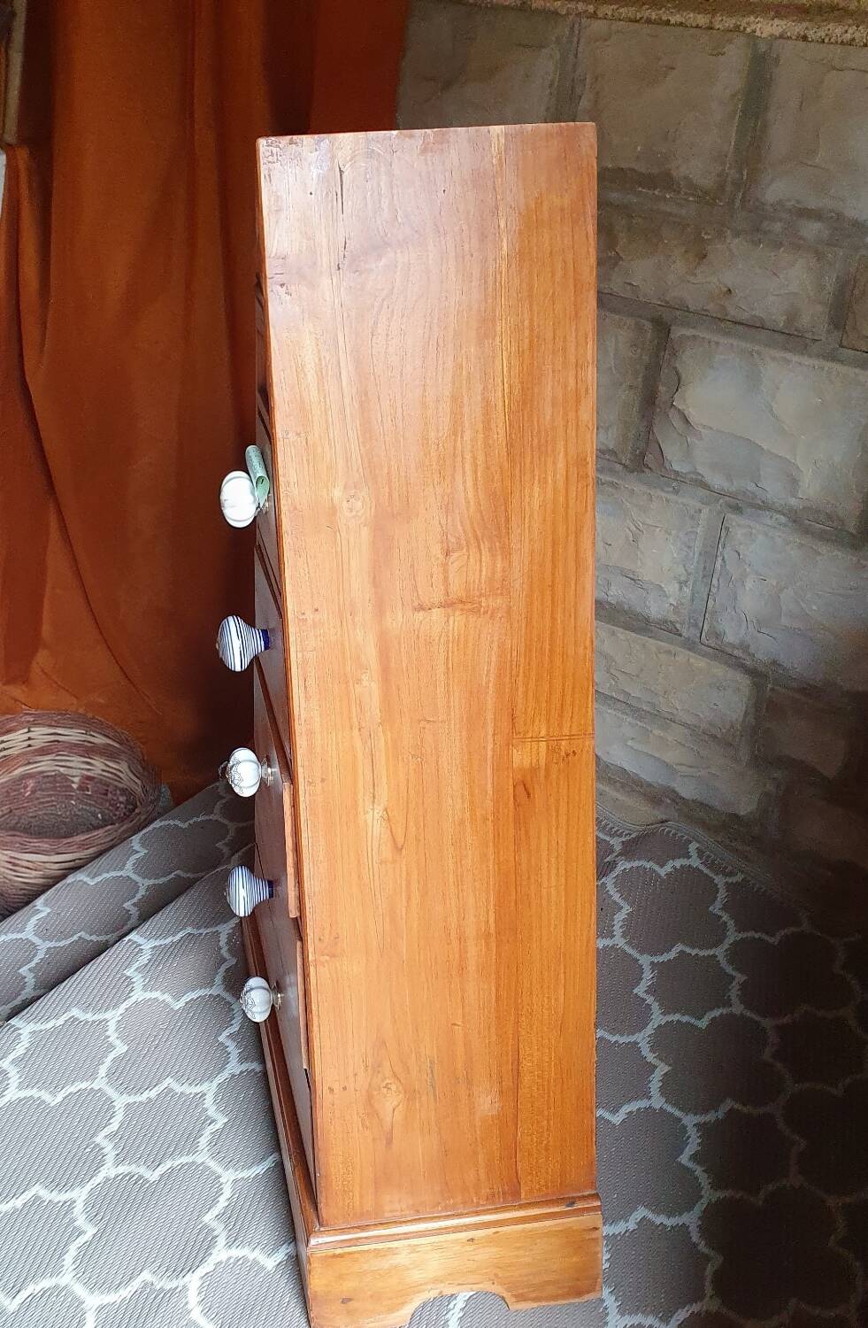 Pyramid-shaped chest of drawers
