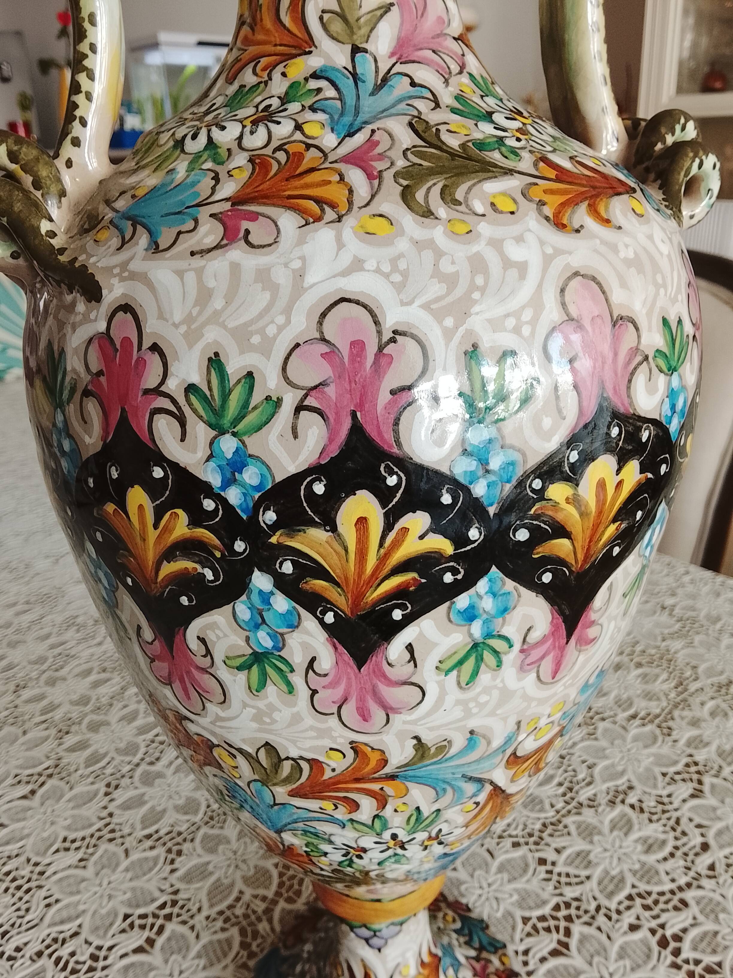 Large ornamental vase in Italian majolica (Molaroni)