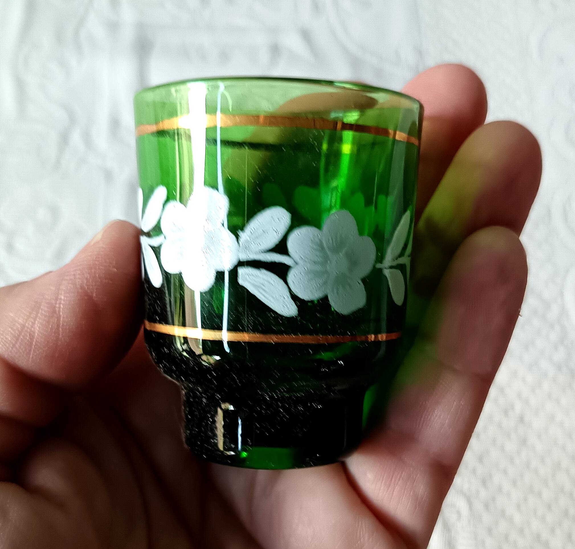 6 verres à liqueur verts décor fleuri blanc vintage