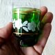6 verres à liqueur verts décor fleuri blanc vintage