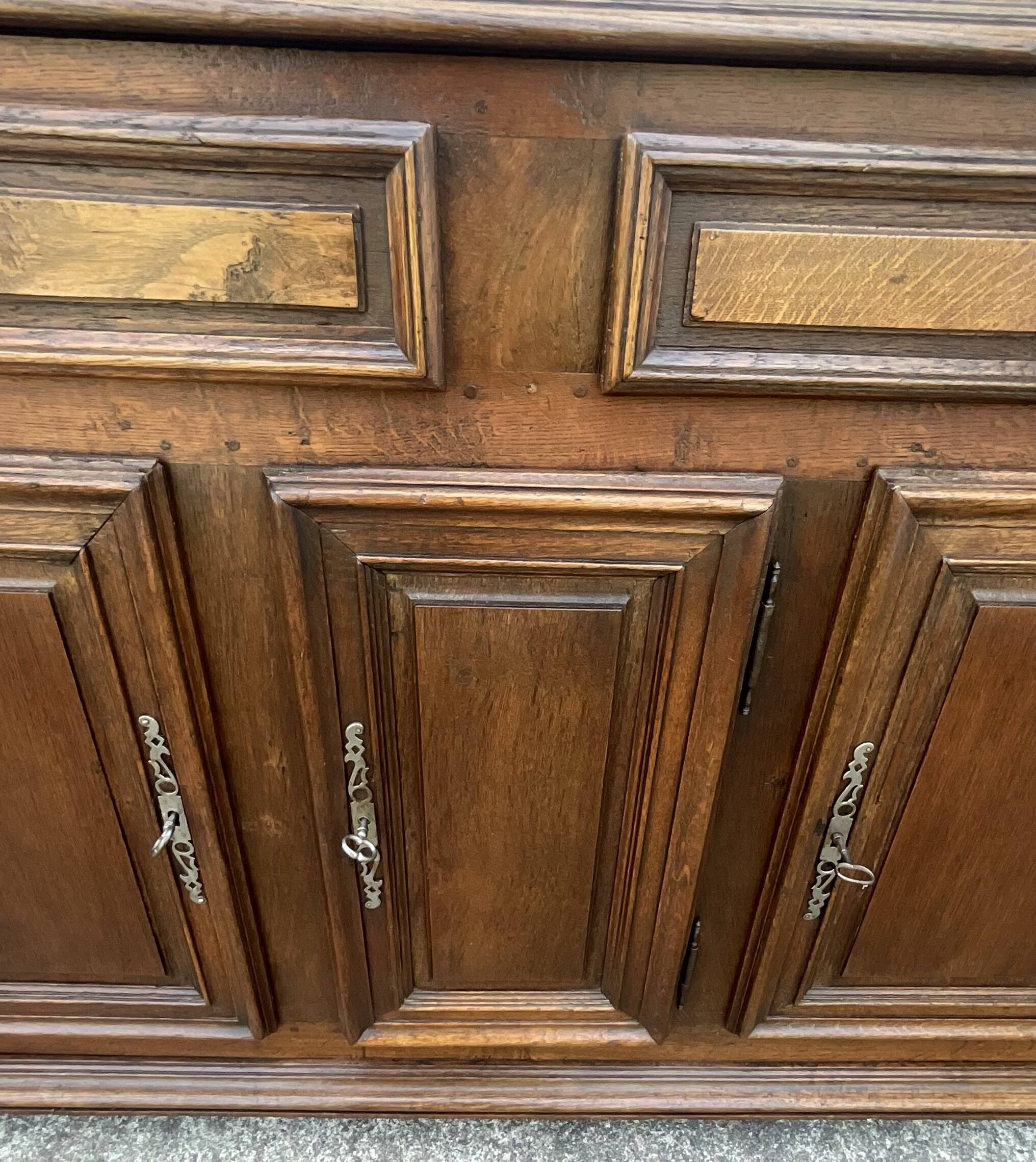 Country-style sideboard in solid oak – 18th century