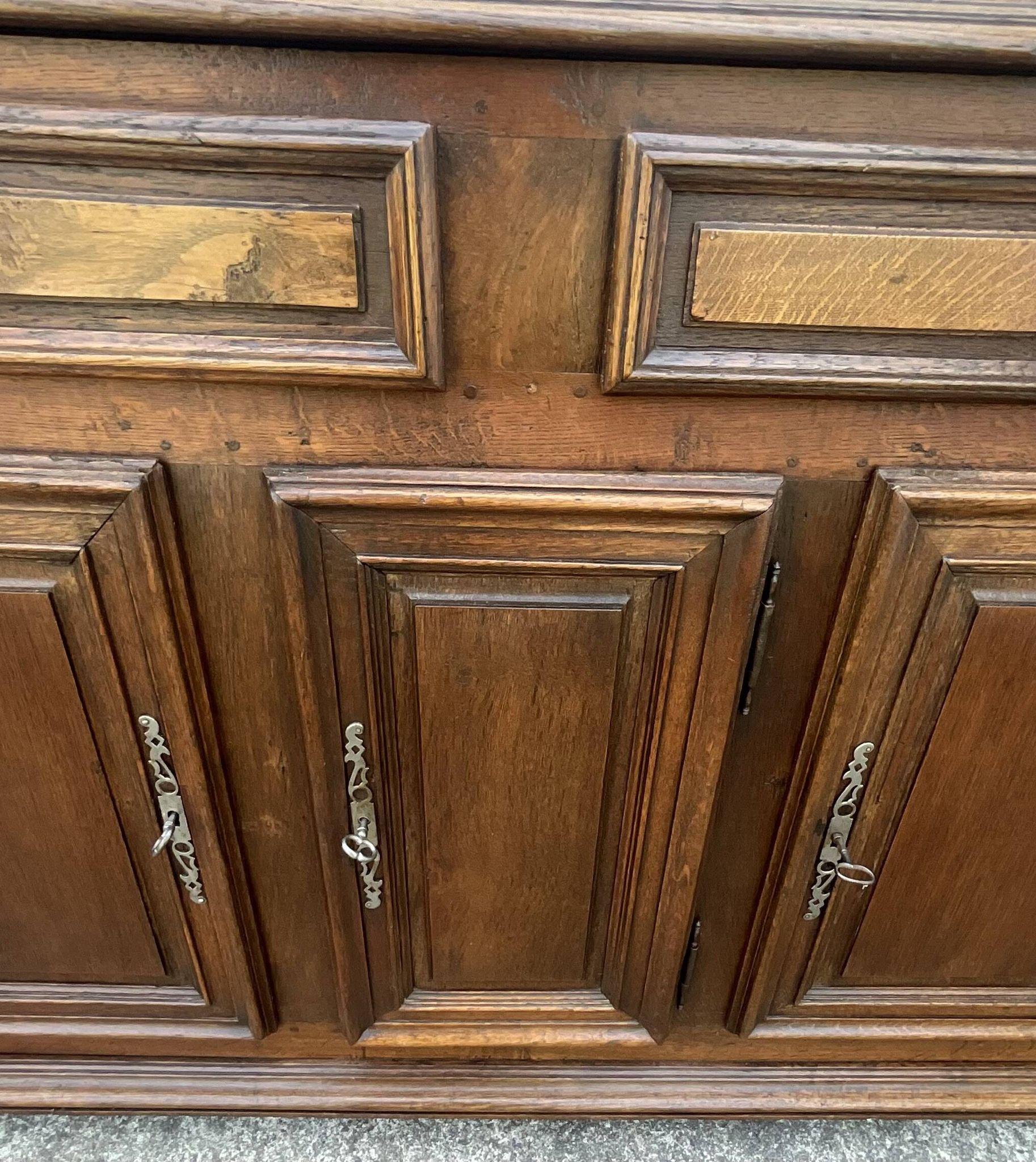 Country-style sideboard in solid oak – 18th century