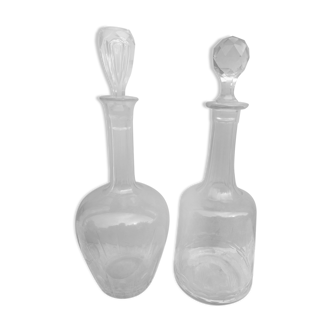 Set of 2 glass decanters with cap