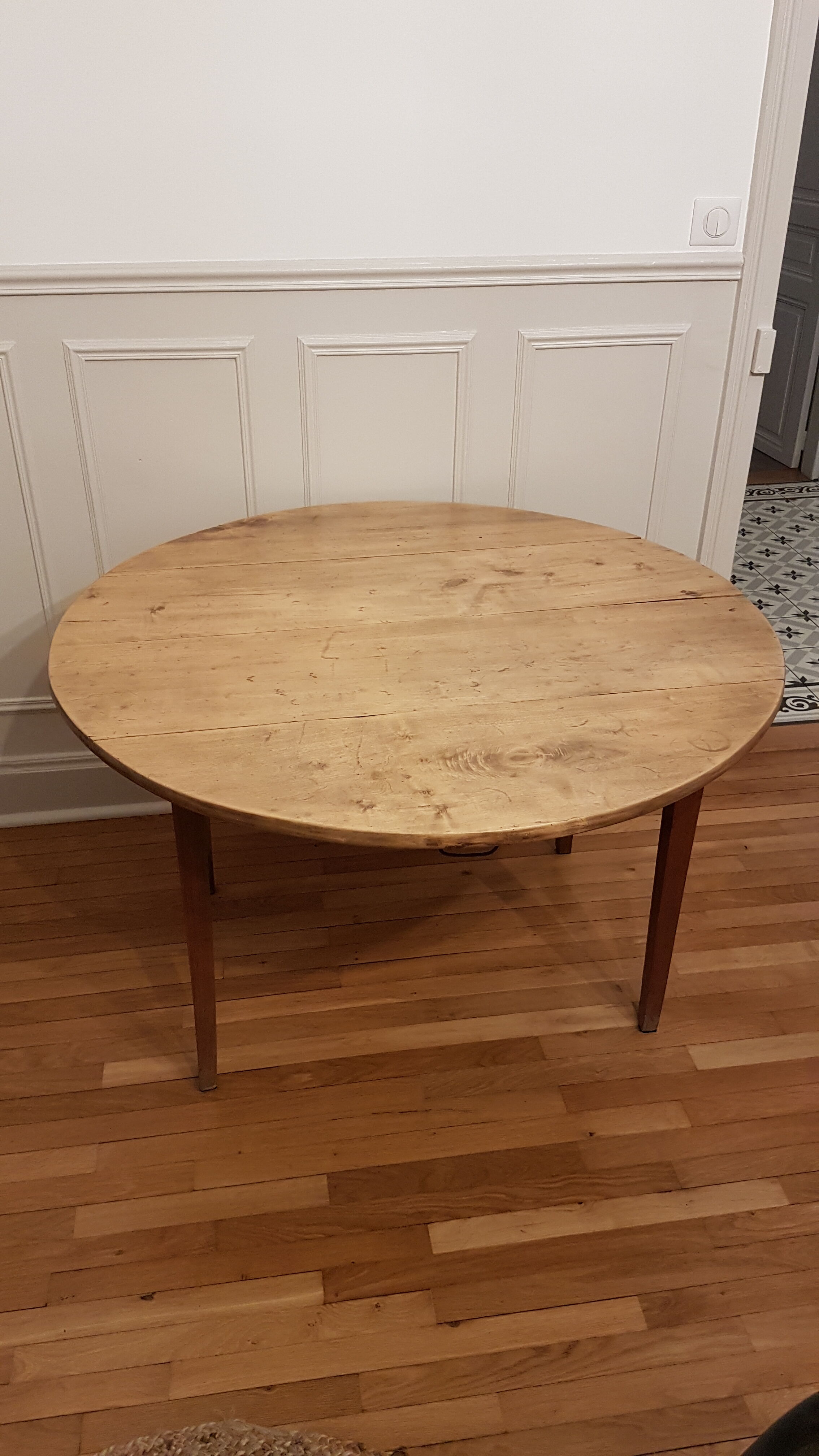 Round table with flaps