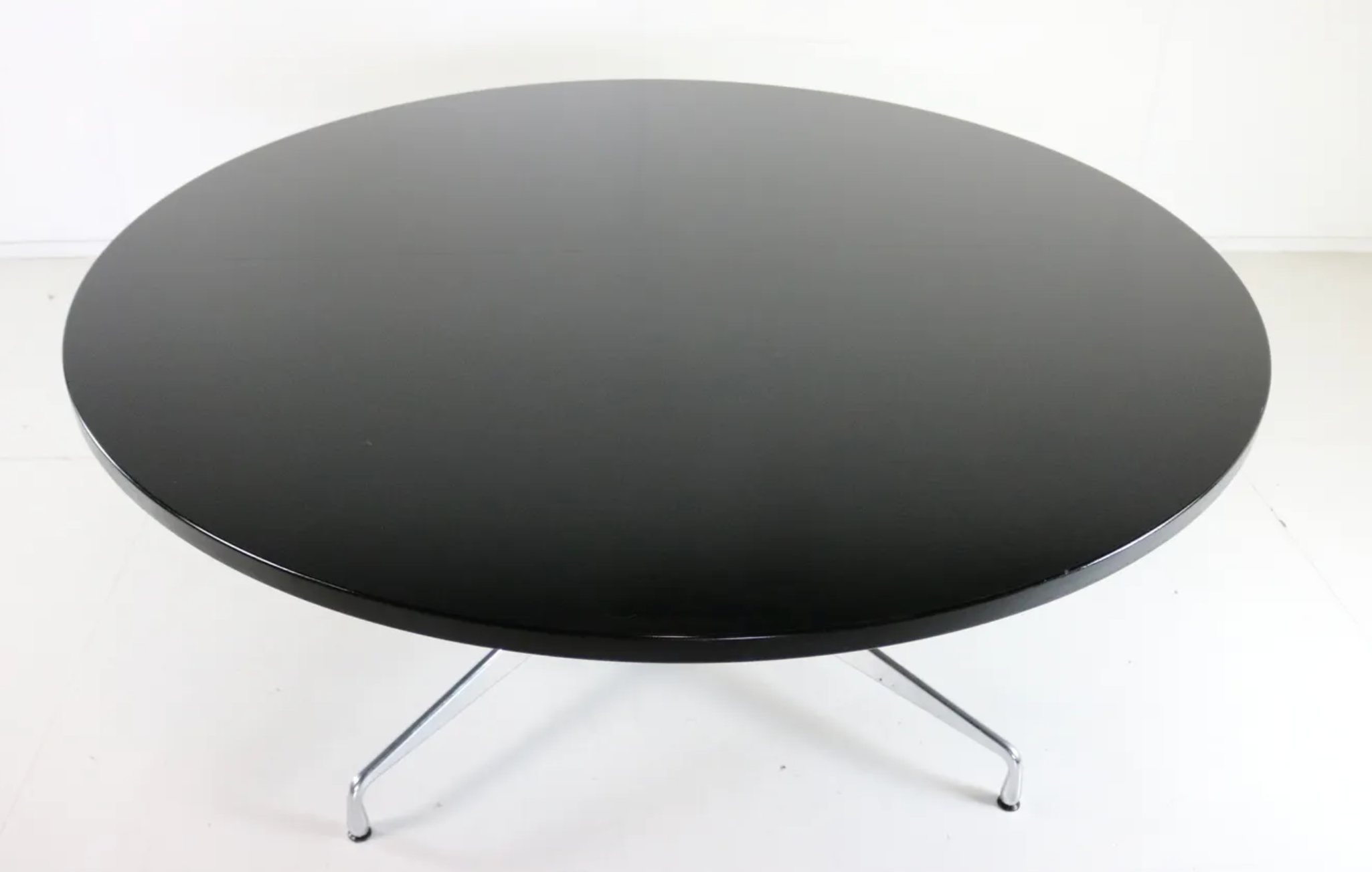 Table ronde segemented de Charles & Ray Eames