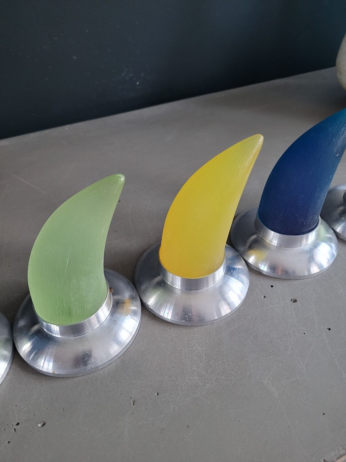 6 vintage horn coat hooks in resin and aluminium