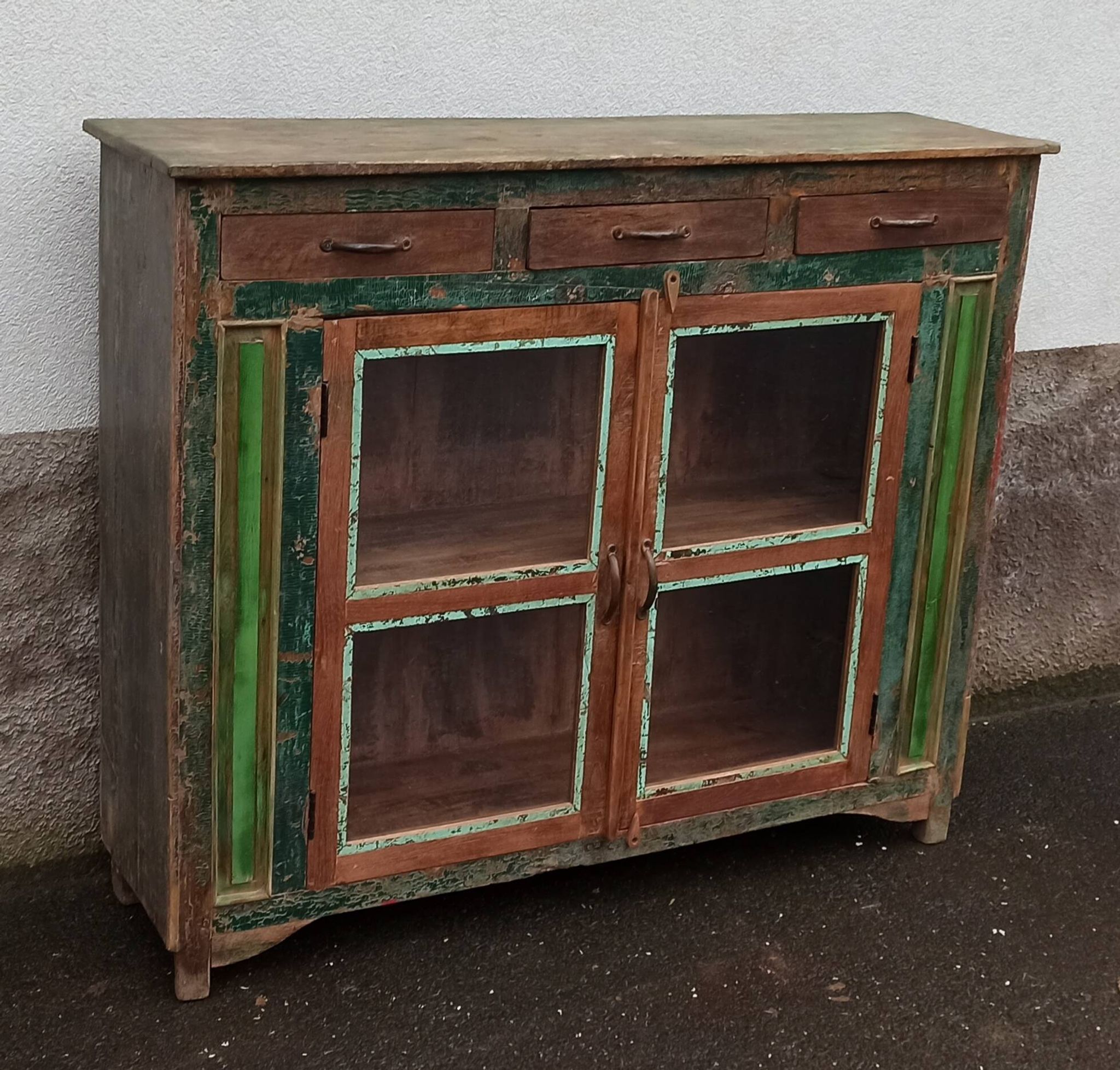 Glazed wooden sideboard with 2 doors
