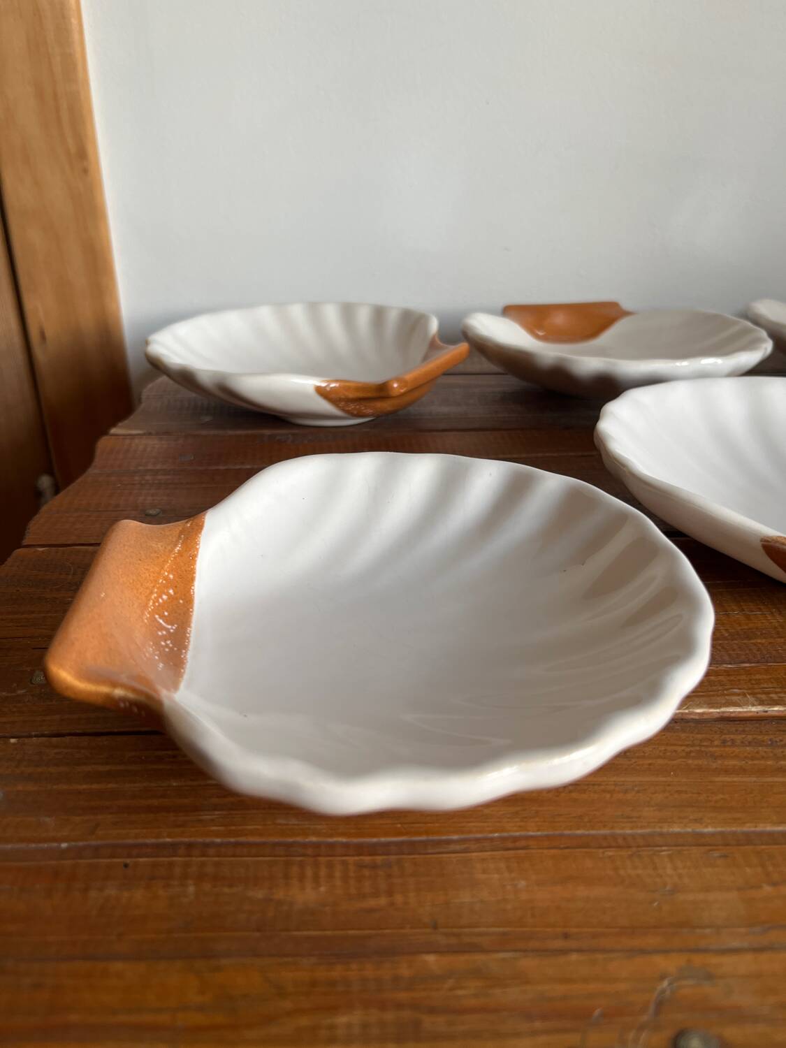 6 shell-shaped bowls