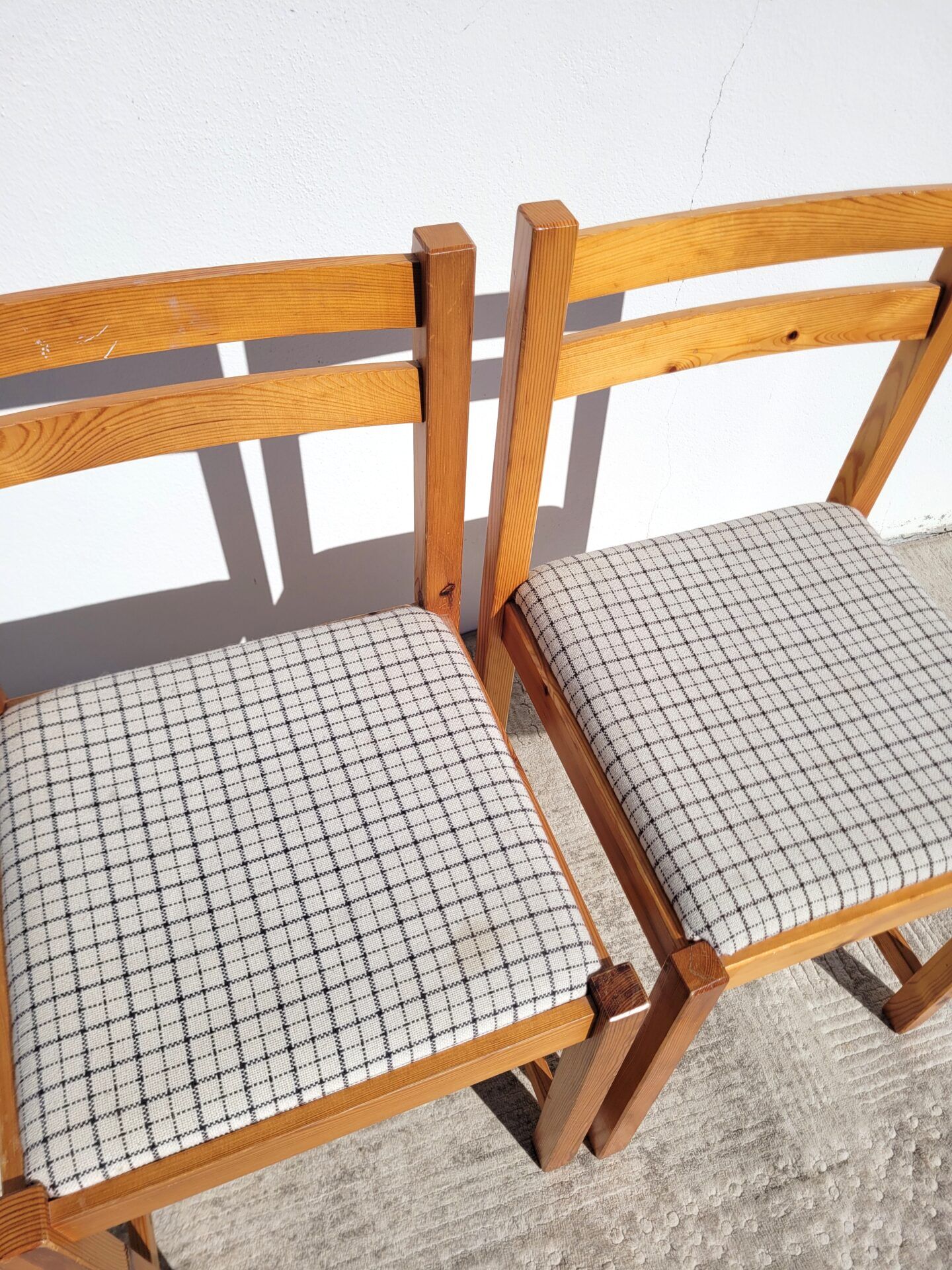 Pair of 80s chairs in pine and checked fabric