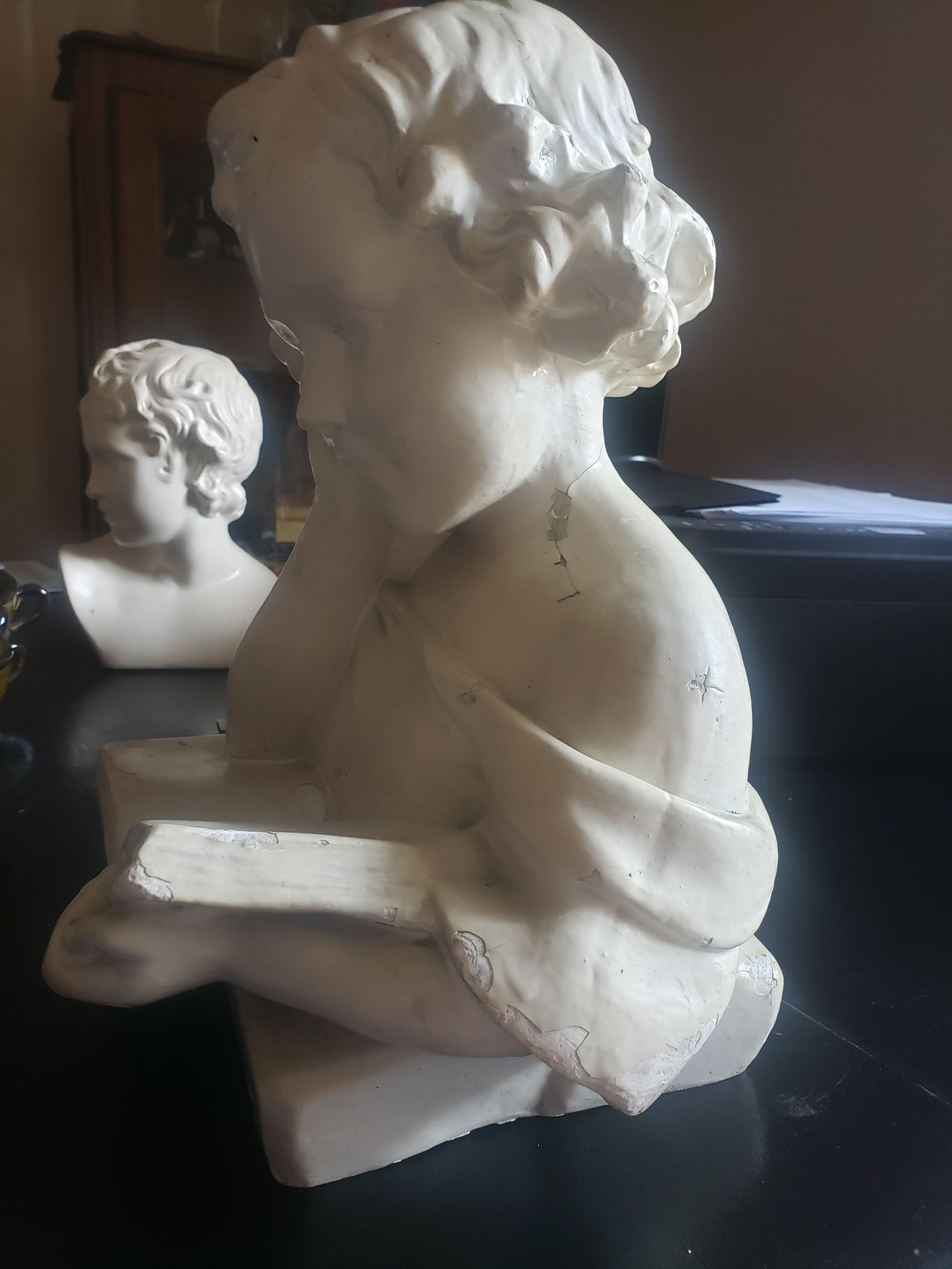 Bust of a woman in plaster The e-reader