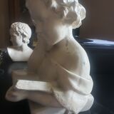 Bust of a woman in plaster The e-reader